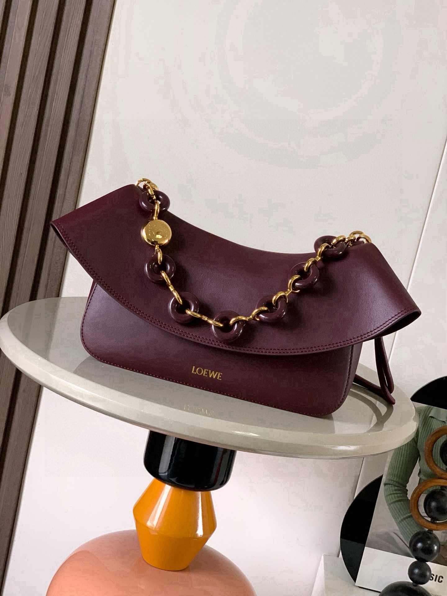 NO:854544,Medium Smooth Cow Leather Ola Handbag Ola is a soft, lightweight, flexible and versatile summer handbag with a curved body, a smooth-line flap and a striking donut chain. This medium version is made of smooth cow leather * Detachable cow leather tubular shoulder strap Detachable donut chain * Flap closure * One inner pocket L0EWE Hot stamping, engraved Anagram logo Size 26CM ~ 18CM ~ 13CM Style No. 9150  Color burgundy,loewe,loewe,cowhide19860909中号光滑牛皮革 Ola 手袋Ola 是柔软轻便且灵活百搭的夏日手袋采用弧形主体、线条流畅的翻盖和醒目甜甜圈链条此中号版本采用光滑牛皮革制成*可拆卸牛皮革管状肩带可拆卸甜甜圈链条*翻盖开合*一个内袋 L0EWE 烫金,镌刻 Anagram 标志 尺寸26CM～18CM～13CM 款号9150 颜色勃艮第红,罗意威,loewe,cowhide,Bag