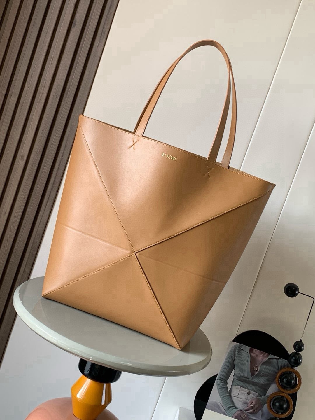 NO:854567,Large new shiny cow leather shopping bag puzzle Fold handbag large geometric pattern It has been a long time since I have seen such a practical and design tote bag. This continues the geometric aesthetics of the Puzzle series and is inspired by origami bags. This Puzzle Fold tote  I freely switch between three-dimensional and flat upper body sizes for your reference. The large size has a more friendly capacity, and the small size is very cute. The leather is very delicate and shiny. It is super light in weight. In addition, it can be folded, which is perfect for commuting with a computer, or for people like me who often travel on business and can easily store it in their luggage. Puzzle  The Fold handbag draws inspiration from the geometric lines of the brand's classic handbag series and uses creative ingenuity to reinterpret it into a fashionable tote bag that can be completely folded and is a good travel companion. This large version is made of soft glossy cowhide, size 42CM ~ 41CM ~ 18CM, style number 9033, color warm sand yellow, Loewe, loewe, totes, cowhide19860909大号新款亮面牛皮革购物袋puzzle Fold手袋大号几何图形玩出花了很久没见过这么实用又设计感满满的托特包了这款延续了Puzzle系列的几何美学以折纸包为灵感,让这只 Puzzle Fold tote 在立体和平面随意切换上身了两个尺码给大家参考哦大号容量更友好,小号很可爱,皮质都很细腻光泽本身自重超轻,外加可以折叠太适合平时带电脑通勤,或是像我一样经常出差旅行不费力的收纳进行李箱,Puzzle Fold手袋从品牌经典手袋系列的几何线条汲取灵感运用创意巧思将其重新诠释为一款时尚的托特袋,能完全折叠是旅行良伴.这个大号版本采用柔软的亮面牛皮革打造 尺寸42CM～41CM～18CM 款号9033 颜色暖沙黄,罗意威,loewe,totes,cowhide,Bag