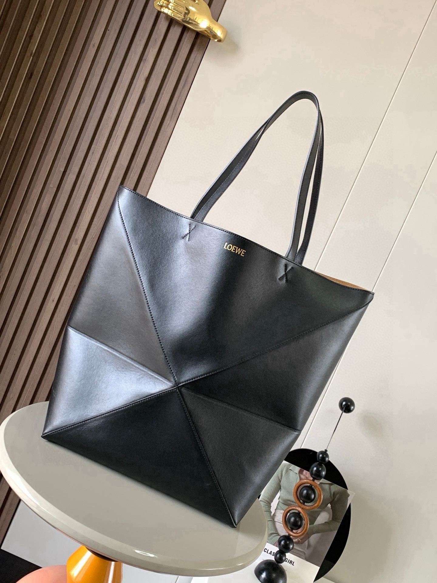 NO:854620,Large new shiny cow leather shopping bag puzzle Fold handbag large geometric pattern It has been a long time since I have seen such a practical and design tote bag. This continues the geometric aesthetics of the Puzzle series and is inspired by origami bags. This Puzzle Fold tote  I freely switch between three-dimensional and flat upper body sizes for your reference. The large size has a more friendly capacity, and the small size is very cute. The leather is very delicate and shiny. It is super light in weight. In addition, it can be folded, which is perfect for commuting with a computer, or for people like me who often travel on business and can easily store it in their luggage. Puzzle  The Fold handbag draws inspiration from the geometric lines of the brand's classic handbag series and uses creative ingenuity to reinterpret it into a fashionable tote bag that can be completely folded and is a good travel companion. This large version is made of soft glossy cowhide. Size 42CM ~ 41CM ~ 18CM. Style No. 9033. Color: black, Loewe, totes, cowhide19860909大号新款亮面牛皮革购物袋puzzle Fold手袋大号几何图形玩出花了很久没见过这么实用又设计感满满的托特包了这款延续了Puzzle系列的几何美学以折纸包为灵感,让这只 Puzzle Fold tote 在立体和平面随意切换上身了两个尺码给大家参考哦大号容量更友好,小号很可爱,皮质都很细腻光泽本身自重超轻,外加可以折叠太适合平时带电脑通勤,或是像我一样经常出差旅行不费力的收纳进行李箱,Puzzle Fold手袋从品牌经典手袋系列的几何线条汲取灵感运用创意巧思将其重新诠释为一款时尚的托特袋,能完全折叠是旅行良伴.这个大号版本采用柔软的亮面牛皮革打造 尺寸42CM～41CM～18CM 款号9033 颜色黑色,罗意威,loewe,totes,cowhide,Bag