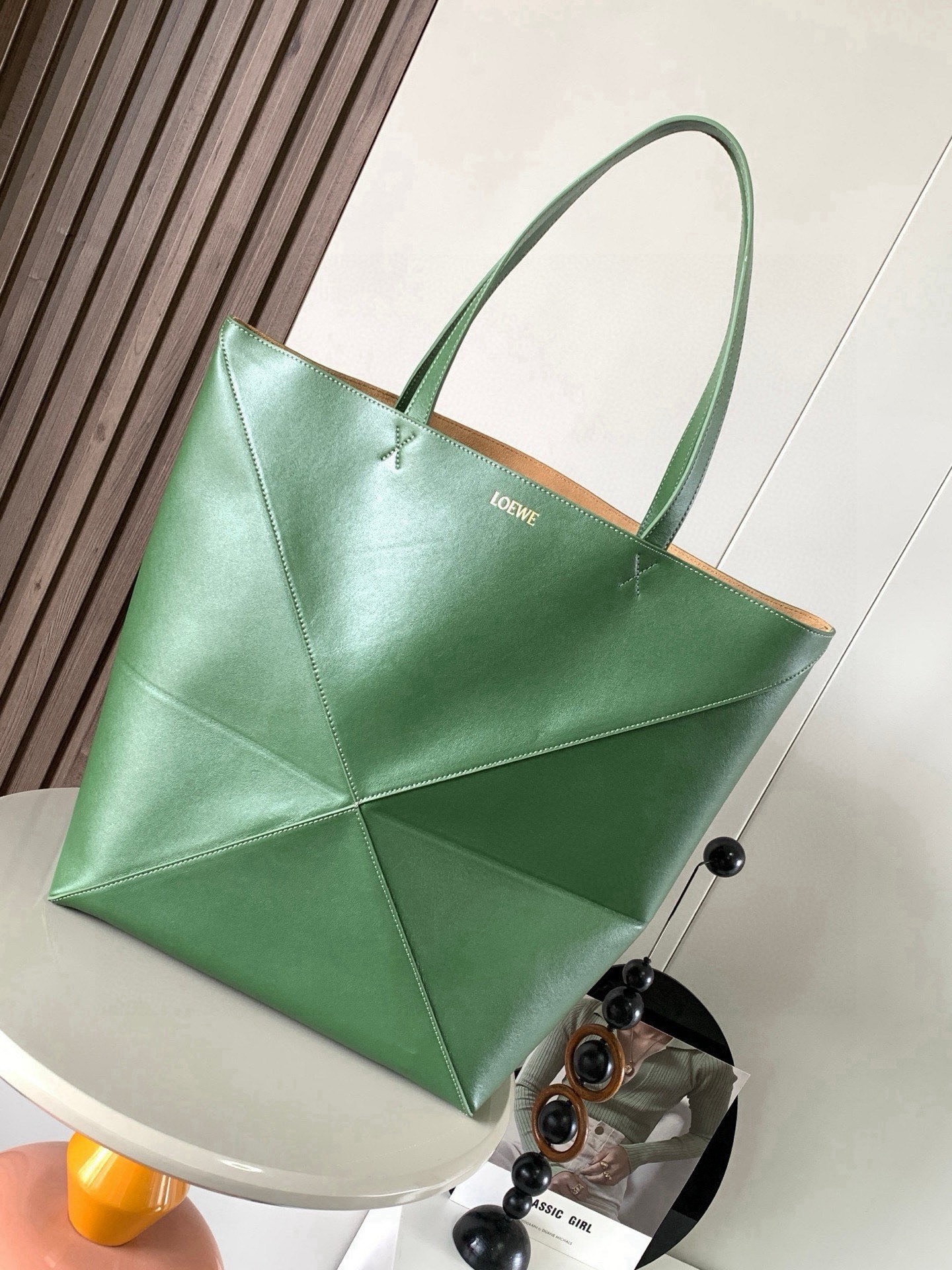 NO:854641,Large new shiny cow leather shopping bag puzzle Fold handbag large geometric pattern It has been a long time since I have seen such a practical and design tote bag. This continues the geometric aesthetics of the Puzzle series and is inspired by origami bags. This Puzzle Fold tote  I freely switch between three-dimensional and flat upper body sizes for your reference. The large size has a more friendly capacity, and the small size is very cute. The leather is very delicate and shiny. It is super light in weight. In addition, it can be folded, which is perfect for commuting with a computer, or for people like me who often travel on business and can easily store it in their luggage. Puzzle  The Fold handbag draws inspiration from the geometric lines of the brand's classic handbag series and uses creative ingenuity to reinterpret it into a fashionable tote bag that can be completely folded and is a good travel companion. This large version is made of soft glossy cowhide. Size 42CM ~ 41CM ~ 18CM. Style No. 9033. Color: hunter green, Loewe, loewe, totes, cowhide19860909大号新款亮面牛皮革购物袋puzzle Fold手袋大号几何图形玩出花了很久没见过这么实用又设计感满满的托特包了这款延续了Puzzle系列的几何美学以折纸包为灵感,让这只 Puzzle Fold tote 在立体和平面随意切换上身了两个尺码给大家参考哦大号容量更友好,小号很可爱,皮质都很细腻光泽本身自重超轻,外加可以折叠太适合平时带电脑通勤,或是像我一样经常出差旅行不费力的收纳进行李箱,Puzzle Fold手袋从品牌经典手袋系列的几何线条汲取灵感运用创意巧思将其重新诠释为一款时尚的托特袋,能完全折叠是旅行良伴.这个大号版本采用柔软的亮面牛皮革打造 尺寸42CM～41CM～18CM 款号9033 颜色猎人绿,罗意威,loewe,totes,cowhide,Bag