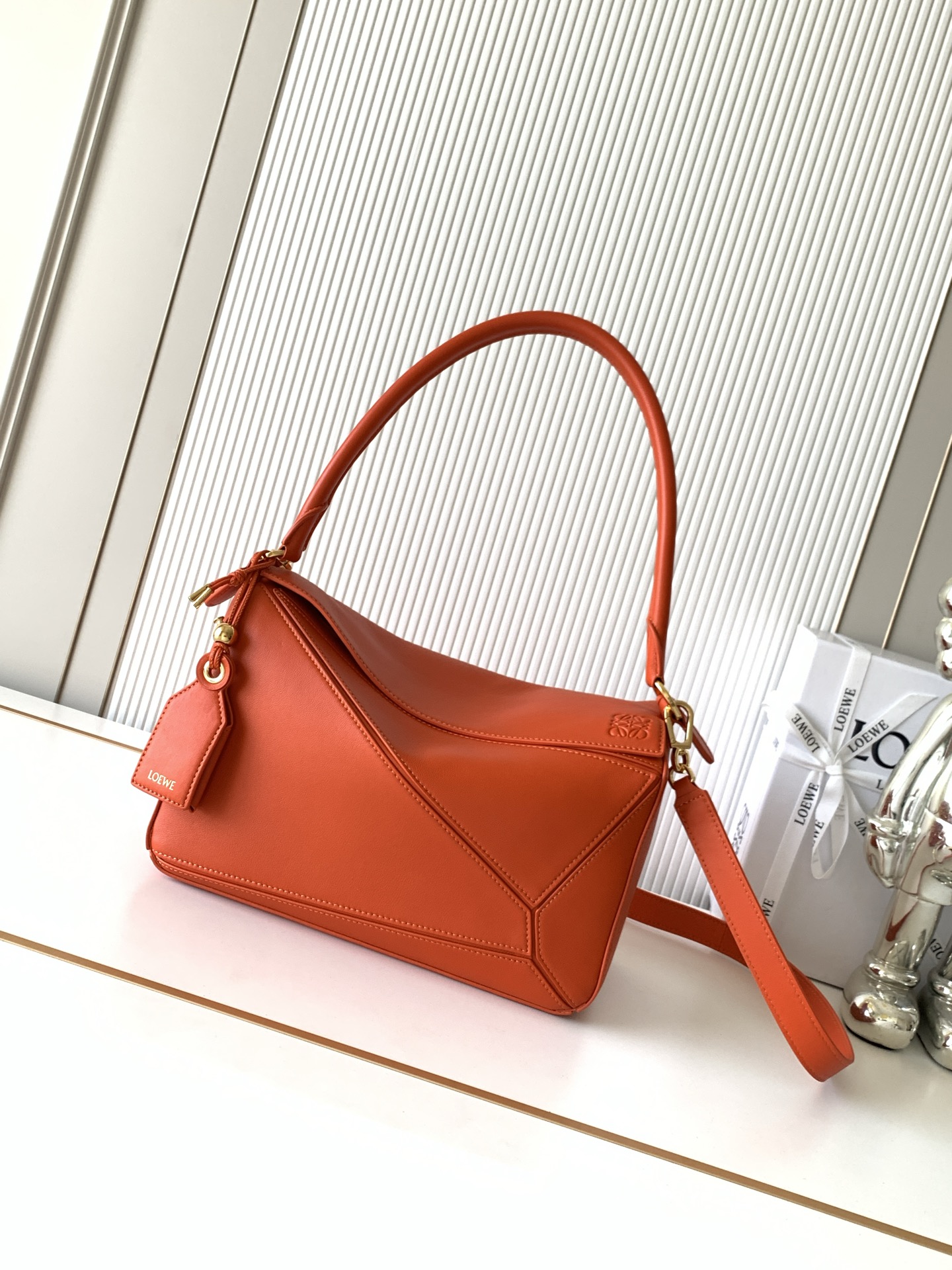 NO:854681,New Geometric Bag Medium Nappa Sheep Leather Featherlight Puzzle Handbag Featherlight Puzzle Unique geometric lines outline the rectangular shape. Soft and lightweight Nappa leather injects a casual and lazy style into the handbag. This version comes with a shoulder strap, which injects new vitality into the design. *Can be worn on the shoulder or cross-body. Embossed, engraved words inside the plaque Size 29CM～19.5CM～12CM Style No. 9177 Color Orange, Loewe, loewe, sheepskin19860909新款几何包中号納帕羊皮革 Featherlight Puzzle 手袋Featherlight Puzzle 以别具一格的几何线条勾勒长方体造型柔软轻盈的纳帕皮革为手袋注入随性慵懒的风格此版本配备肩带,为设计注入崭新活力*可肩背或斜挎*可拆卸可调节肩带饰有旋转卡扣“拉链开合,铰接式拉链头*可拆卸烫金或烫银标签饰有隐秘口袋和气球骰子*长方形金属脚钉*纳帕羊皮革衬里*Anagram 压纹、饰牌内部镌刻字样 尺寸29CM～19.5CM～12CM 款号9177 颜色橙色,罗意威,loewe,sheepskin,Bag