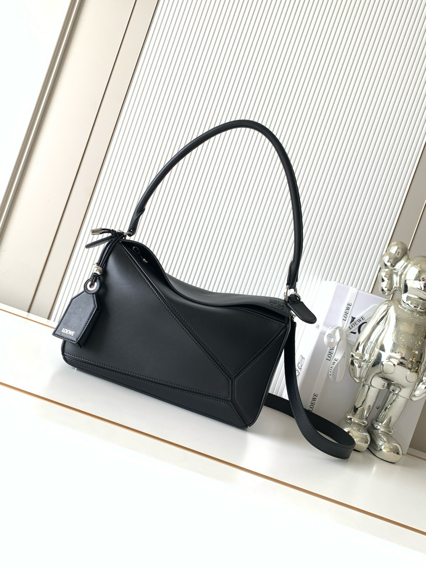 NO:854609,New Geometric Bag Medium Nappa Sheep Leather Featherlight Puzzle Handbag Featherlight Puzzle Unique geometric lines outline the rectangular shape. Soft and lightweight Nappa leather injects a casual and lazy style into the handbag. This version comes with a shoulder strap, which injects new vitality into the design. *Can be worn on the shoulder or cross-body. Embossed, engraved words inside the plaque Size 29CM～19.5CM～12CM Style No. 9177 Color Black, Loewe, loewe, sheepskin19860909新款几何包中号納帕羊皮革 Featherlight Puzzle 手袋Featherlight Puzzle 以别具一格的几何线条勾勒长方体造型柔软轻盈的纳帕皮革为手袋注入随性慵懒的风格此版本配备肩带,为设计注入崭新活力*可肩背或斜挎*可拆卸可调节肩带饰有旋转卡扣“拉链开合,铰接式拉链头*可拆卸烫金或烫银标签饰有隐秘口袋和气球骰子*长方形金属脚钉*纳帕羊皮革衬里*Anagram 压纹、饰牌内部镌刻字样 尺寸29CM～19.5CM～12CM 款号9177 颜色黑色,罗意威,loewe,sheepskin,Bag