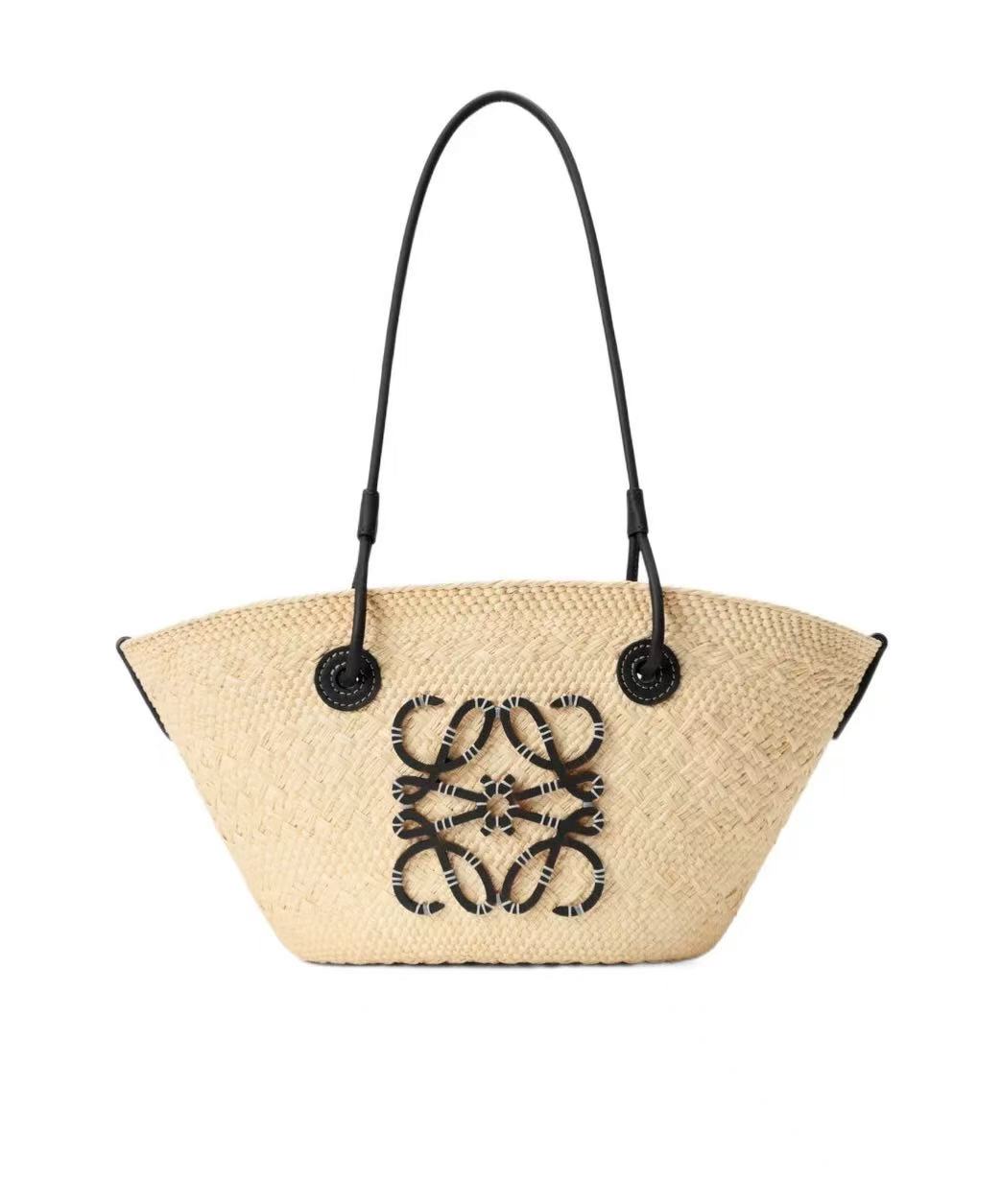 NO:854640,[Imported Original Raffia] Small Iraca Palm Fiber and Cow Leather Anagram Basket Handbags Super Stars of the Same Style A traditional basket handbag with a classic hand-woven body, tubular cow leather straps, and a cow leather Anagram embossed patch. This small version is made from the Iraca palm, which is harvested and sun-dried in Colombia, then guided by fair trade principles by Corporacion Oficio y Arte  Knitted by our artisan women, sizes may vary slightly due to handcrafting, making each purchase unique!  A must-have woven handbag in summer. If you want to choose a bag as a summer must-have, it must be a woven bag. It is suitable for daily wear and weekend outings. It directly brings the summer atmosphere. The Anagram Basket handbag has a classic hand-woven basket handbag. It is a holiday style when you carry it casually. ◇A must-have for summer. Size 34CM～16.5CM～13CM. Style No. 8031. Color black [new version], Loewe, loewe, cowhide19860909【进口原厂拉菲草】小号伊拉卡棕榈纤维和牛皮革 Anagram Basket 手袋超多明星同款一个传统的篮子手袋带有经典的手工编织包身管状牛皮革带子,以及一块牛皮革 Anagram 压纹贴片这个小尺寸版本采用伊拉卡棕榈制成,这种棕榈树在哥伦比亚种植收获并晒干,然后由公平贸易原则指导的 Corporacion Oficio y Arte 组织的女工匠编织由于手工制作,尺寸可能略有不同,使每次购买都二！夏天必备编织手袋,如果要选一只包包作为夏日必备那一定是编织包.既适合日常穿搭,也适合周末外出,把夏日的氛围感直接拉满Anagram Basket手袋带有经典手工编织的篮子手袋.随手一背就是度假风◇夏日搭配必备 尺寸34CM～16.5CM～13CM 款号8031 颜色黑色【新版本】,罗意威,loewe,cowhide,Bag