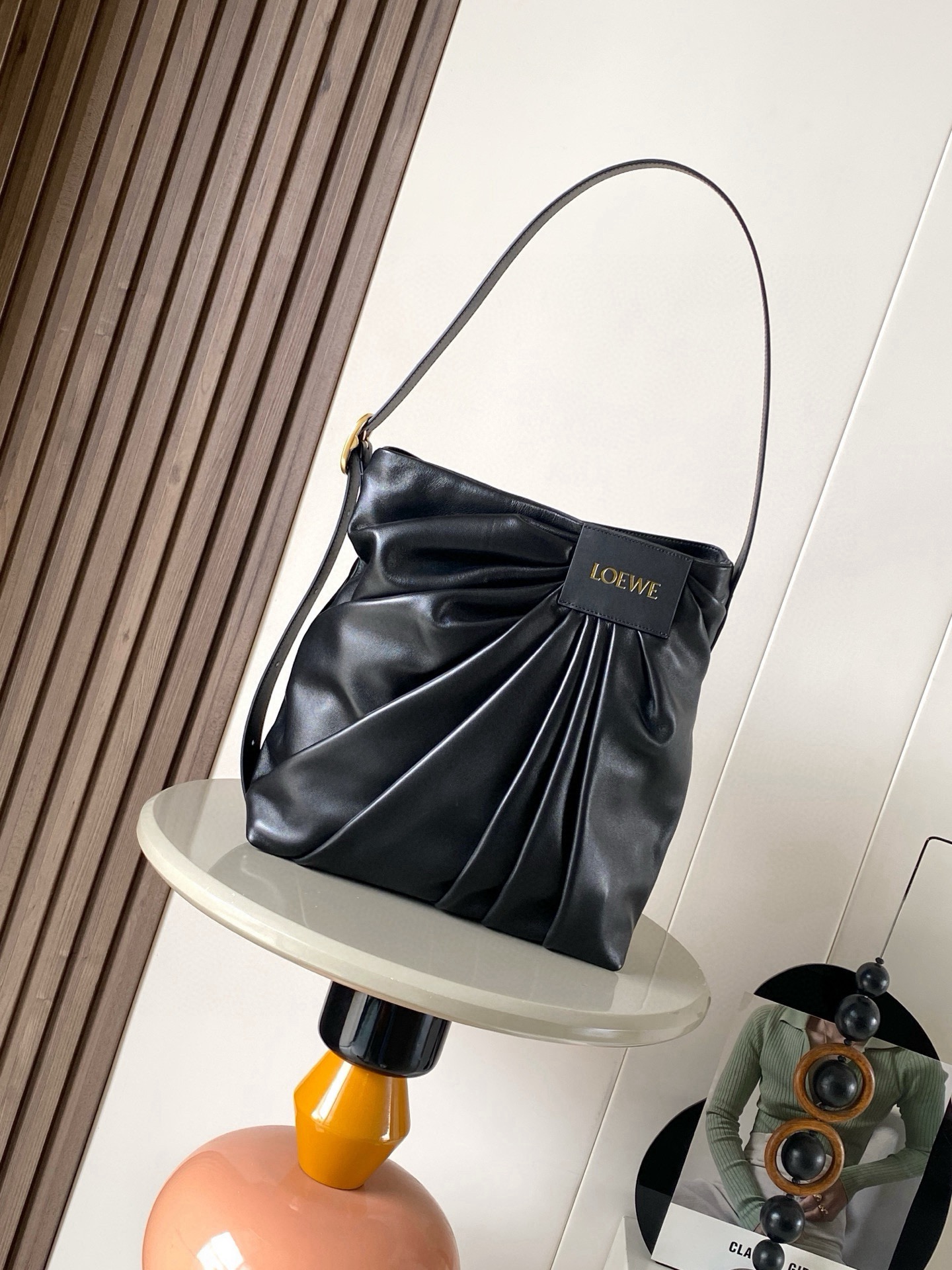 NO:854650,New Draped Handbag in Soft Nappa Lamb Leather Draped Handbag is a unique bag inspired by the draped silhouette of L0EWE's iconic ready-to-wear. The soft, sculptural shape is paired with a wide shoulder strap and a bold buckle engraved with the L0EWE logo. This version is made of soft nappa sheep leather. *Can be worn on the shoulder or cross-body. *Adjustable shoulder strap.  Size 30CM～29CM～13CM Style No. 9156 Color Black, Loewe, loewe, cowhide, sheepskin19860909新款 柔软纳帕羊皮革Draped手袋Draped 手袋别具一格灵感源自L0EWE 标志性成衣的垂坠廓形柔软的雕塑感造型,搭配宽肩带饰有镌刻L0EWE 标志的醒目搭扣此版本采用柔软纳帕羊皮革制成*可肩背或斜挎*可调节肩带*磁扣开合一个内部牛皮革贴袋*人字纹棉质帆布衬里*L0EWE烫金 尺寸30CM～29CM～13CM 款号9156 颜色黑色,罗意威,loewe,cowhide,sheepskin,Bag