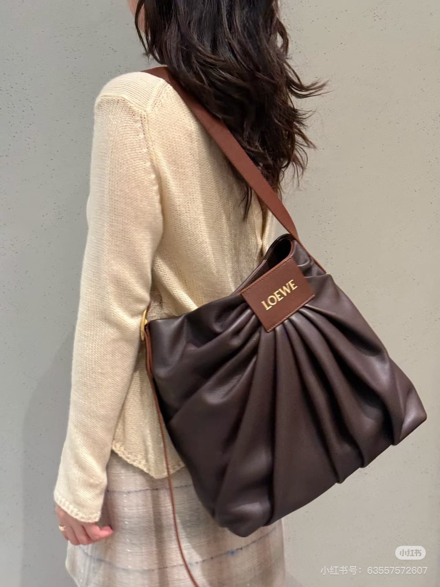 NO:854669,L0EWE | The much-hyped pleated tote bag~ The most popular pleated series of the Luo family this year has become so popular that you will be stunned at a glance on the bag; pleated jacket, pleated pants, pleated tote fashion essential. This nappa sheepskin pleated Dared can be worn on one shoulder or cross-body. The capacity is large enough to put down a tablet. It is fashionable without sacrificing practicality. The dark brown that is popular this year is too high-end, Loewe, Thom  browne,loewe,loewe,totes,jackets & coats,sheepskin19860909L0EWE | 被夸爆的褶皱托特包～ 罗家今年最火的系列褶皱已经火到包包上了一眼就能惊艳； 褶皱外套 褶皱裤子 褶皱托特时髦精必备 这款纳帕羊皮褶皱Dared 可以单肩 斜挎 容量大到可以放下平板电脑 时髦还不耽误实用 今年大火的深布朗棕太高级了,罗意威,thom browne,loewe,loewe,totes,jackets & coats,sheepskin,Bag