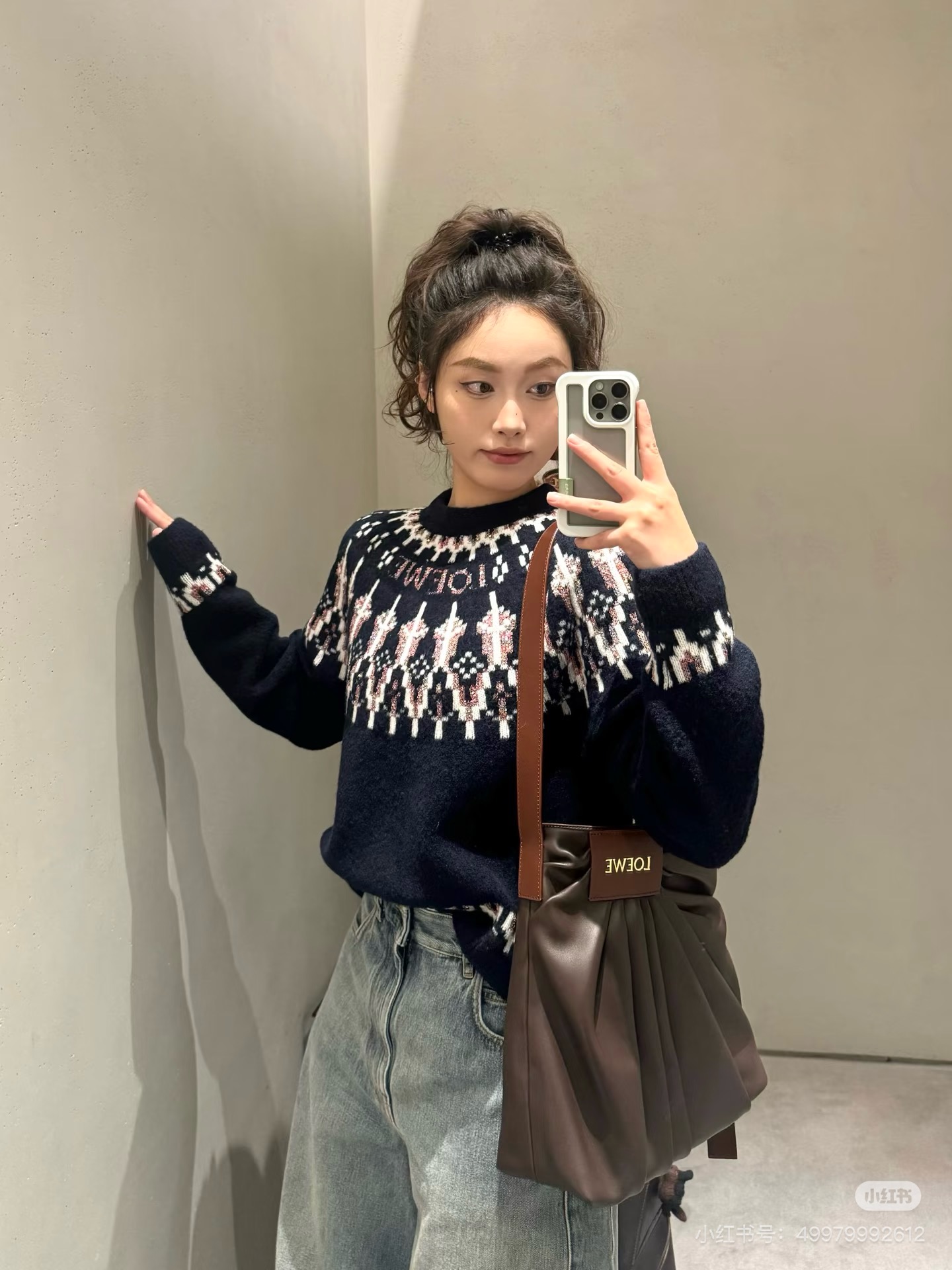 NO:854588,This pleated tote is so pretty!  Both boys and girls can ootd!  !  Pair it with a coat and a windbreaker and a casual sweatshirt!  No matter how it matches, it’s perfect!  Very unique pleated design!  The length of the shoulder straps can be adjusted!  No matter how you match it, it’s perfect!  ,Loewe,loewe,hoodie,sweatshirts19860909这款褶皱托特真的太美了！ 男生女生都可以ootd！！ 搭配大衣风衣休闲卫衣！ 怎么配都很绝！ 非常独特的褶皱设计！ 肩带是可以调节长度的！ 怎么搭配都绝！,罗意威,loewe,hoodie,sweatshirts,Bag