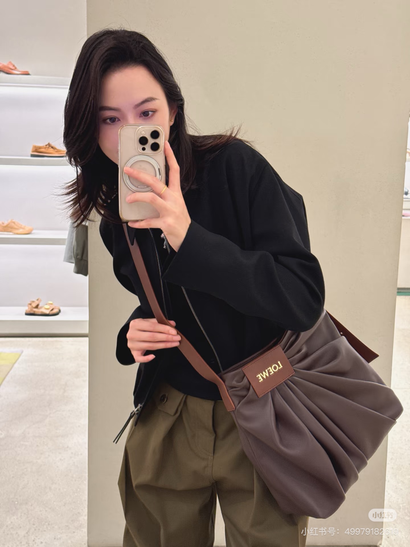 NO:854599,L0EWE draped pleated Tote | This year's must-have bag. Inspired by the draped pleated trousers on the show. The belt-style shoulder strap buckle can be adjusted at will under the armpits. One-shoulder cross-body. MELLOW Napa leather. The round and plump hand size can accommodate Iad. Commuting and leisure Dusi, Loewe, loewe19860909L0EWE垂坠褶皱 Tote | 今年必入包款. 灵感来源于秀场上的垂坠褶皱长裤腰带式肩带扣环,可随意调节腋下单肩斜挎 MELLOW纳帕皮革,圆润和丰盈的手感大小可以容纳Iad 通勤休闲都司,罗意威,loewe,Bag