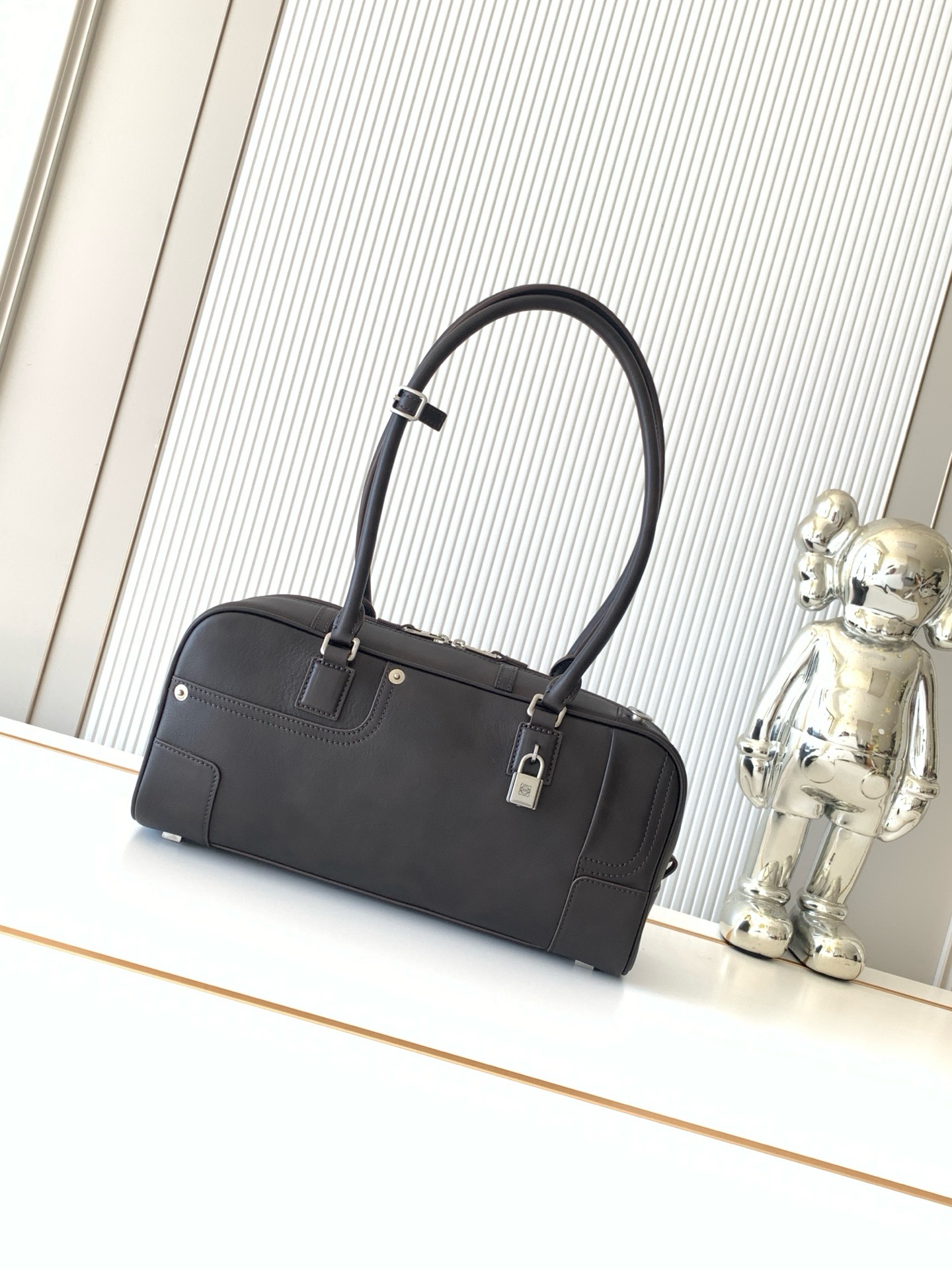 NO:854619,Panta Amazona 31 Cropped bag Amazona in glossy calfskin A classic shape with signature padlock This elongated Cropped version in glossy calfskin with a vintage finish Decorated with denim trouser-style details 'Can be worn as a shoulder or hand carry' Articulated handles with handle fastening 'Zip closure Calfskin zipper pull * One slip pocket * Bottom protected by metal feet ' Gold suede lining * Anagram embossing  Size 30.5CM~15CM~9CM Style No. 9167 Color Antique Brown, Loewe, Loewe, Cowhide19860909亮面牛皮革 Panta Amazona 31 Cropped手袋Amazona 呈现经典造型配有标志性挂锁此加长 Cropped版本采用复古饰面亮面牛皮革制成饰有单宁布长裤风格细节“可肩背或手提“铰接式提手搭配提手扣件“拉链开合牛皮革拉链头*一个插袋*包底以金属脚钉保护“金色绒面革衬里*Anagram 压纹 尺寸30.5CM~15CM~9CM 款号9167 颜色仿古棕,罗意威,loewe,cowhide,Bag