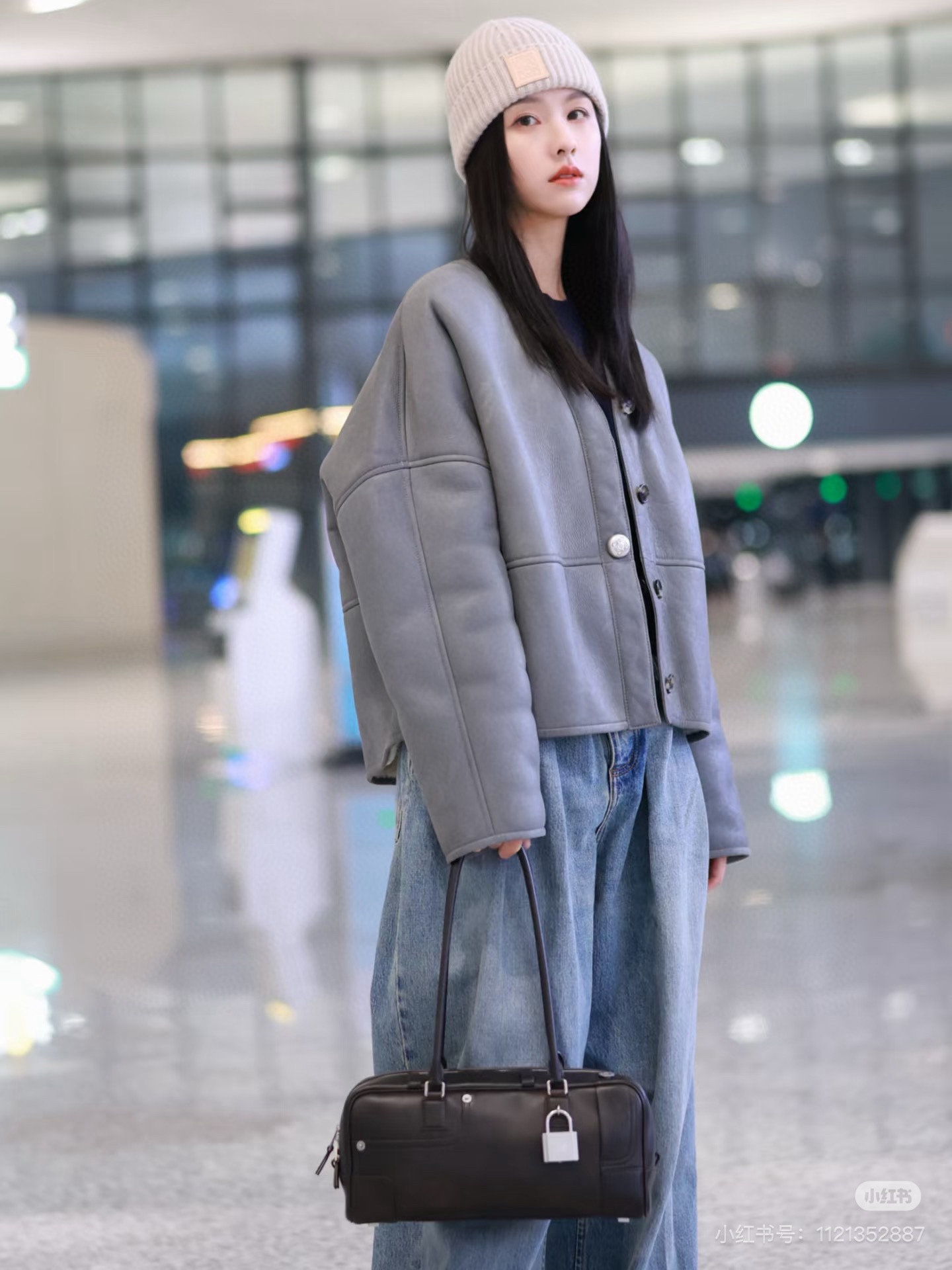NO:854639,Chen Duling's new bag has been planted!  Chen Duling's upper body L family's latest 2026 model!  The anta underarm bowling bag is also so fashionable paired with pocket jeans!  Retro motorcycle girls are cool and sassy!  ,Loewei,loewe,louis vuitton,jeans19860909被陈都灵新包包种草了！ 陈都灵上身L家2026最新款！ anta 腋下保龄球包搭配口袋牛仔裤也太时髦了！ 复古机车女孩又酷又飒！,罗意威,loewe,louis vuitton,jeans,Bag