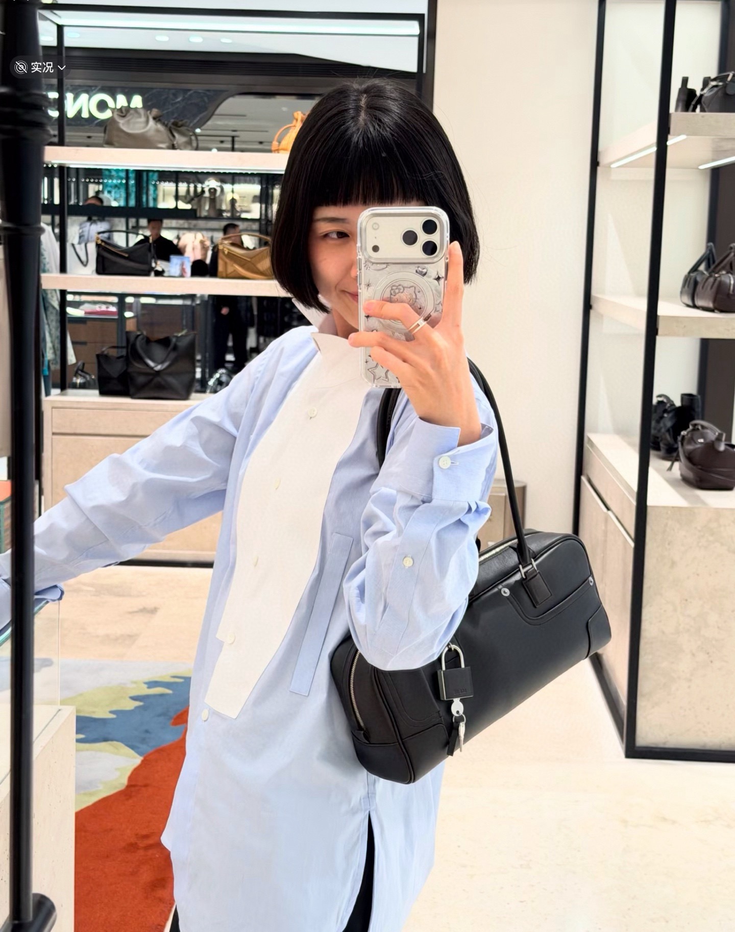 NO:854649,This bag from L is so cool. Put denim jeans on top of it. The anta Amazona 31 Croed handbag is made of retro glossy cowhide. It is a must-have for fashionable girls. In the current era of fashionable ball bags, I was attracted by its unique style at the first sight. Loewe, loewe, louis vuitton, jeans, cowhide19860909L家这款包包 太牛啦 把单宁牛仔裤放在包上國光面牛皮 anta Amazona 31 Croed手袋复古亮面牛皮制成 时髦女孩子必备 在当下保齢球包的盛世之下 看他第一眼就被它独特的气貭吸引笆,罗意威,loewe,louis vuitton,jeans,cowhide,Bag