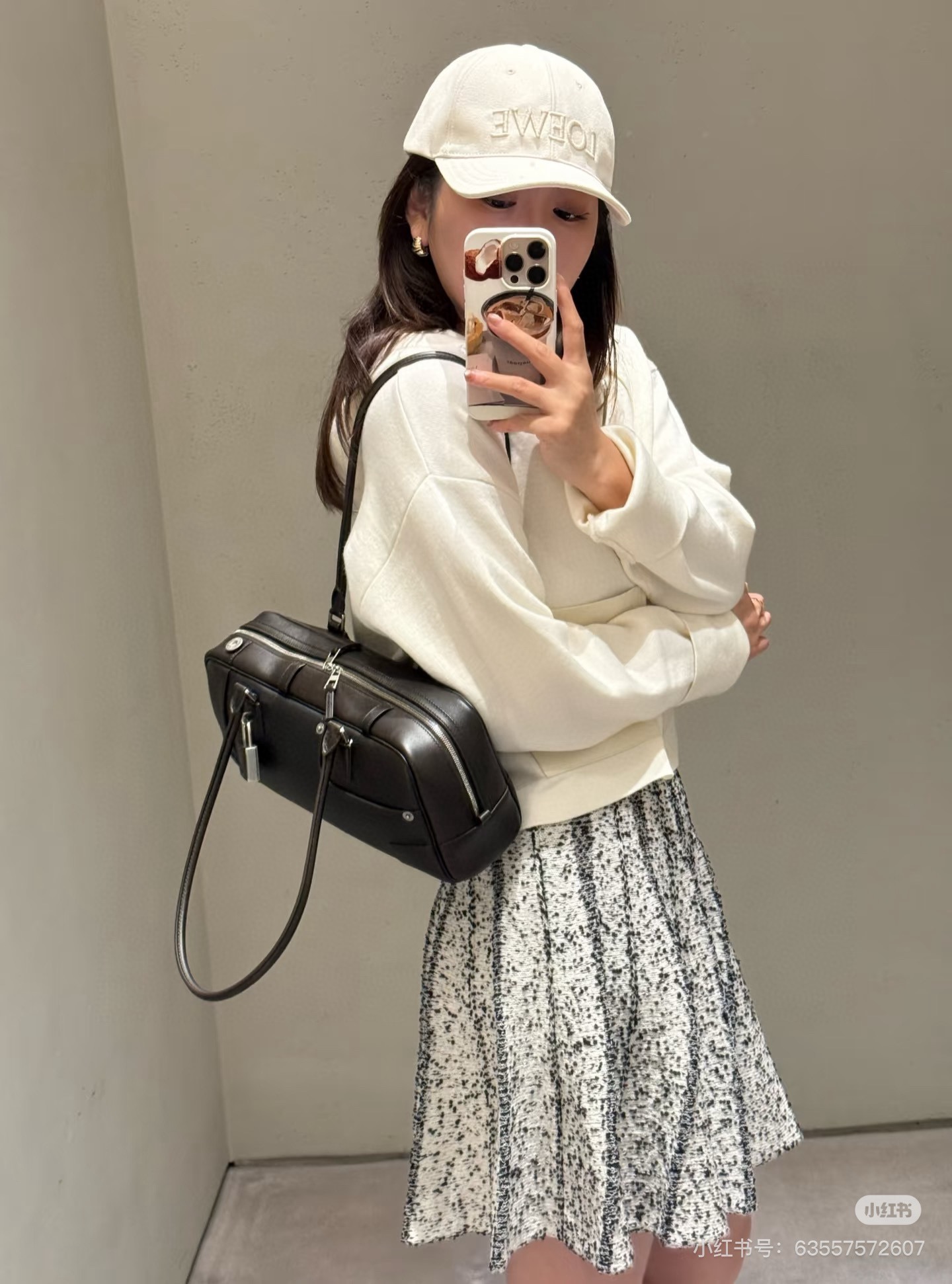 NO:854661,The whole Amazona under the armpit is simply a dish of heaven! The new armpit handbag launched by Luojia. The long amzona that can be carried under the armpit is really amazing. The upper body makes me fall in love with Guoguo. The retro brown color is high-end and fashionable. The capacity is simply my favorite for commuting, Loewe, loewe, loewe19860909一整个沦陷 腋下 Amazona 简直就是天菜啊！ 罗家上市的新品腋下手袋可以腋下背的长款amzona真的太绝了 上身就直接爱上國國 复古棕色高级又时髦 容量这块简直就是通勤的最爱,罗意威,loewe,loewe,Bag