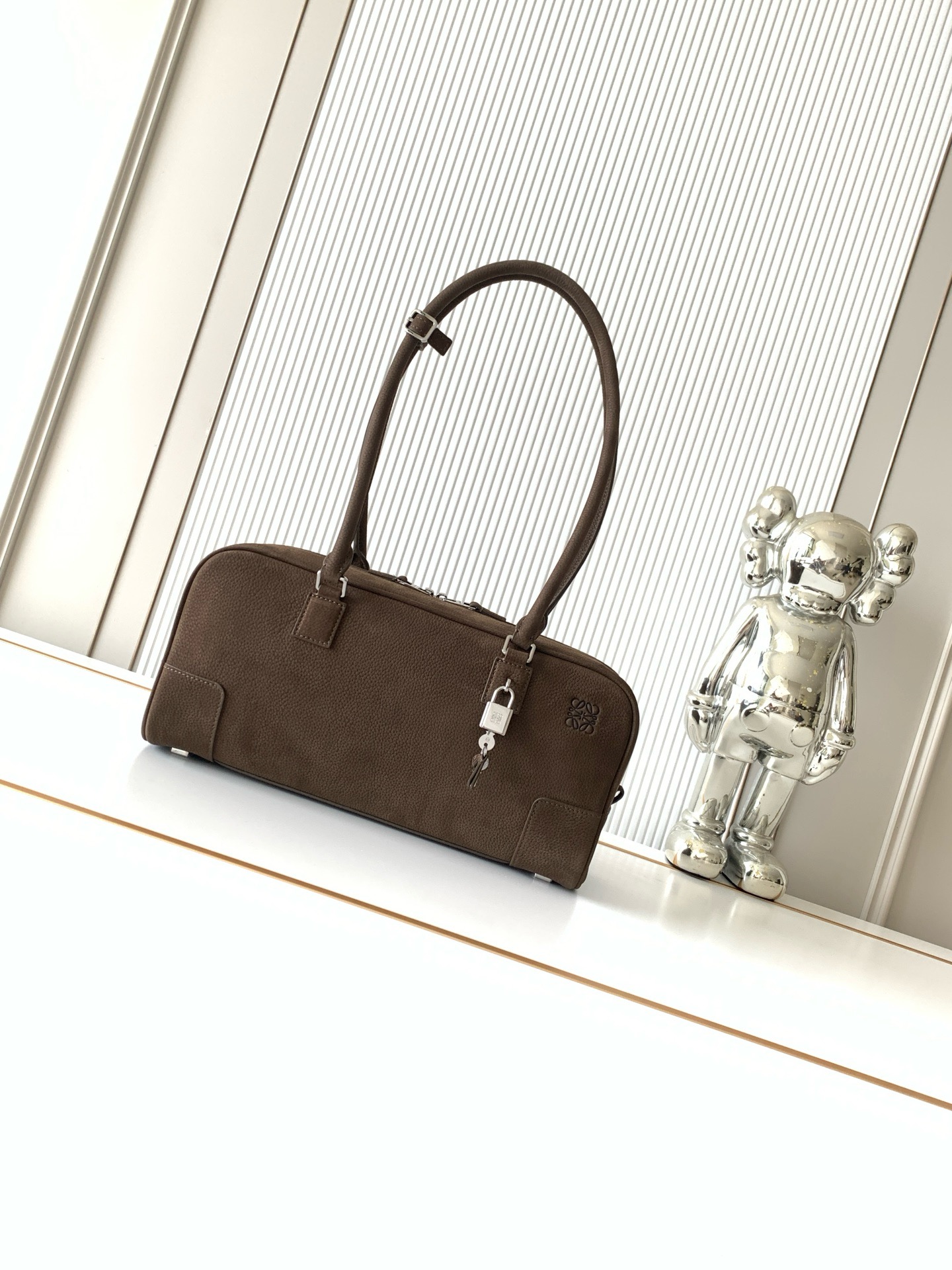 NO:854688,Panta Amazona 31 Cropped Bag in Grained Calfskin Amazona presents a classic shape with signature padlock This elongated Cropped version is made from glossy calfskin with a vintage finish Trimmed with denim trouser-style details 'Can be worn as a shoulder or hand carry' Articulated handles with handle fastening 'Zip closure Calfskin zipper pull * One slip pocket * Bottom protected by metal feet ' Gold suede lining * Anagram embossing  Size 30.5CM~15CM~9CM Style No. 9168 Color Tundra Green/Nubuck, Loewe, loewe, cowhide19860909粒面牛皮革 Panta Amazona 31 Cropped 手袋Amazona 呈现经典造型配有标志性挂锁此加长 Cropped版本采用复古饰面亮面牛皮革制成饰有单宁布长裤风格细节“可肩背或手提“铰接式提手搭配提手扣件“拉链开合牛皮革拉链头*一个插袋*包底以金属脚钉保护“金色绒面革衬里*Anagram 压纹 尺寸30.5CM~15CM~9CM 款号9168 颜色苔原绿/牛巴革,罗意威,loewe,cowhide,Bag