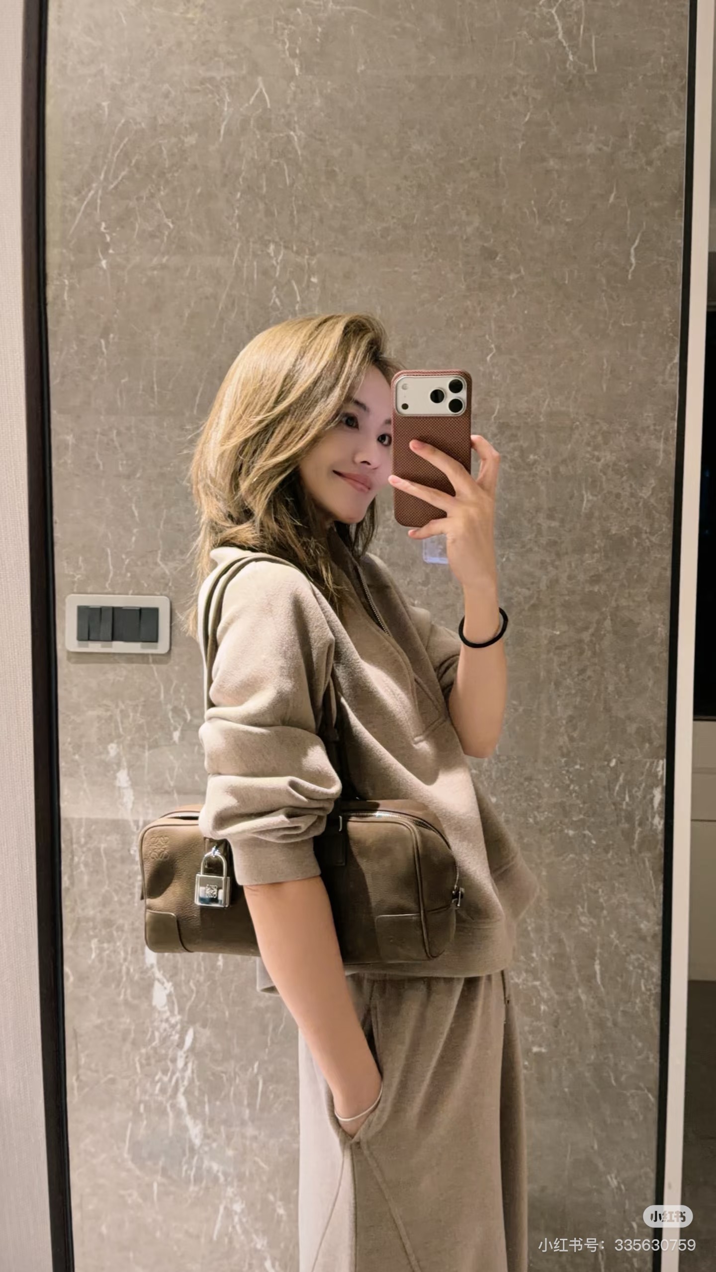 NO:854696,My new favorite recently is camazona~ Nubuck leather is my second favorite. I originally bought Uzzle out of the two, but as I used it, I fell in love with this series of leathers even more. They are textured and lightweight!  worth!  ,Loewe,loewe19860909最近新宠camazona~ 牛巴革里喜欢的其二 本来是二选一的先收了uzzle 但用着用着就更爱了这系列皮料有质感又轻便！ 值得！,罗意威,loewe,Bag