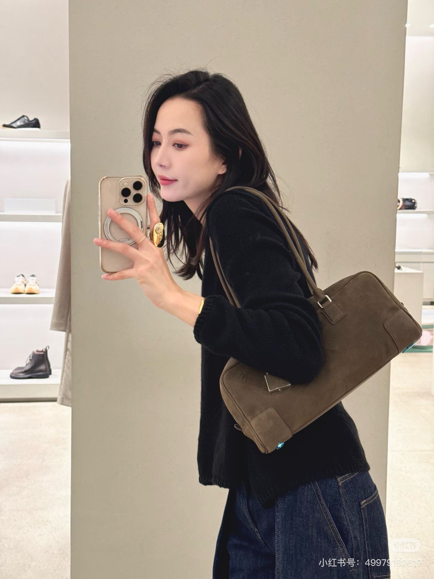 NO:854703,Nubuck leather Amazona 31 size. Super small size for exquisite girls. Some new ones. 31 size is more suitable for handsome girls with personality. Super handsome when carried on one shoulder. The capacity is enough for commuting, loewe, loewe19860909牛巴革Amazona31尺寸 超级绝以往的小尺寸精致少女一些新上的 31尺寸更适合帅气个性女生 单肩背超级帅气 容量是通勤也完全OK的程度,罗意威,loewe,Bag