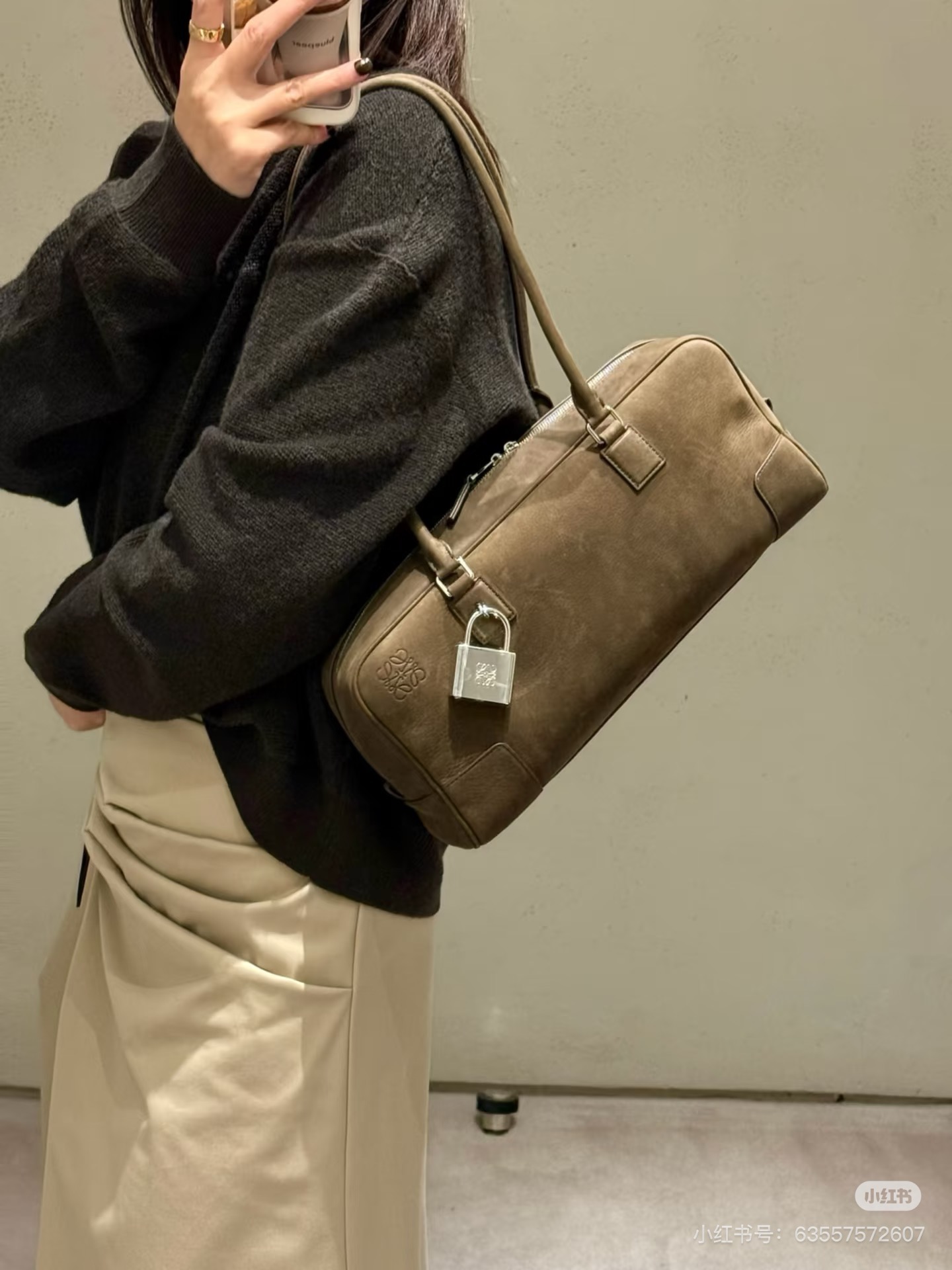 NO:854711,A super tasteful handbag | Amazona 31 with long handle and grained nubuck leather. I really love the Amzona 31 Croed handbag. It comes with a retro, high-end and middle-aged style. It has a classic bowling bag shape. It can be carried under the armpit, which is really classy. The size of 31 is also very touching. It is a must-have for commuting, loewe, loewe19860909超有品位的一只手袋 | 长手柄Amazona 31 粒面牛巴革的 Amzona 31 Croed手袋真的爱到不行了 自带复古高级中古的风格经典的保龄球包型 可以腋下背真的太有范了 31的尺寸容量也太感人了通勤必备,罗意威,loewe,Bag