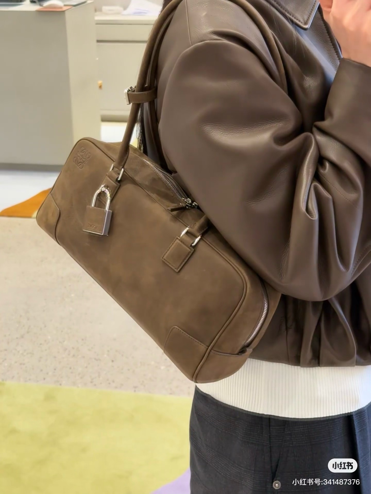 NO:854719,The first bag, Amazona, was born in 2011. The new 26ss products have been upgraded in leather. The new nubuck leather material is retro and soft, Loewe, loewe19860909第一只包 amazona于年诞生 26ss的新品在皮革上做升级啦全新牛巴革材质复古柔软,罗意威,loewe,Bag