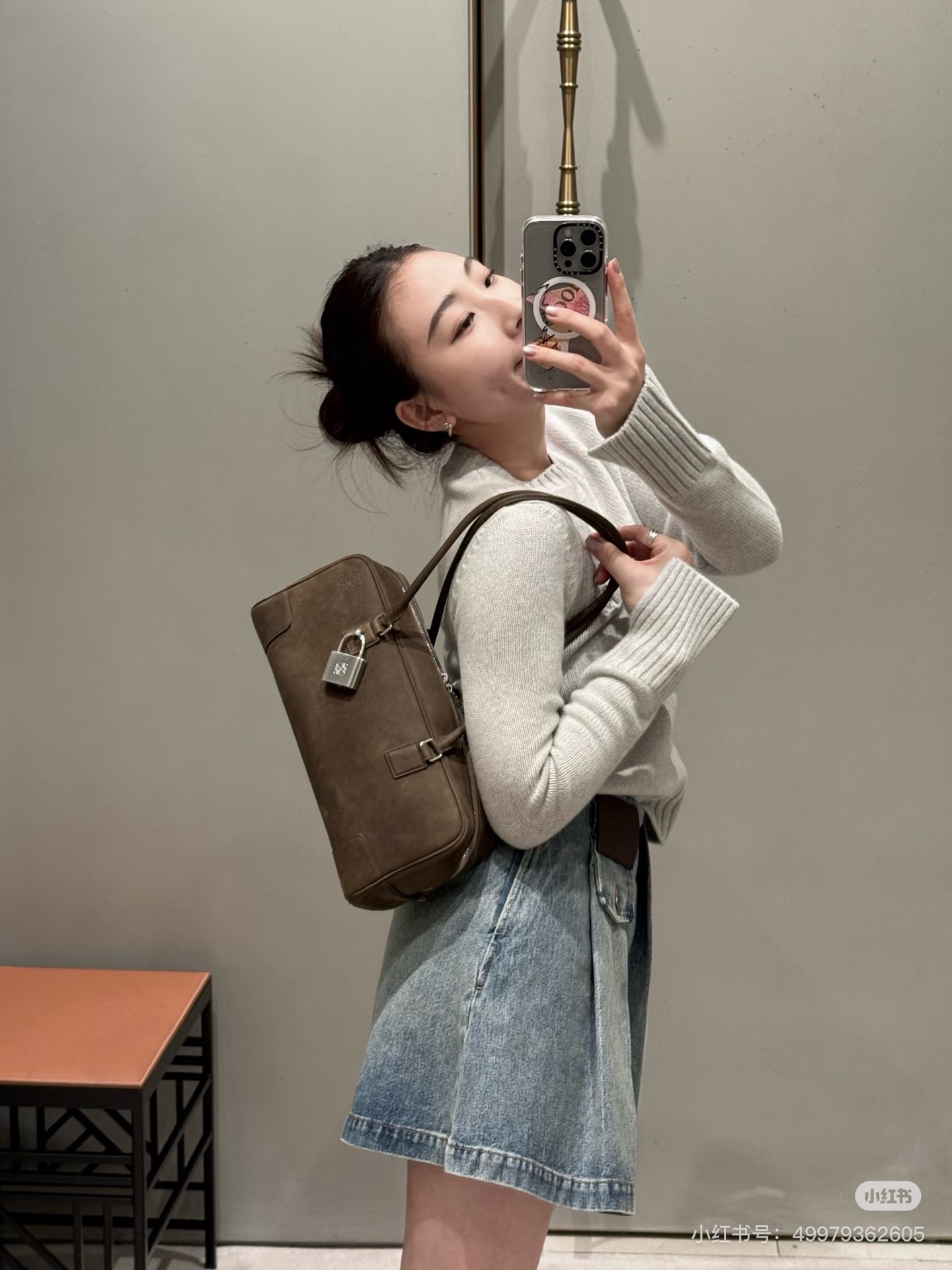 NO:854726,Nubuck leather Amazona handbag with center embroidery. L family is really good at making bags that are both beautiful, practical and durable. Loewe, loewe, louis vuitton19860909戳中心巴的牛巴革 Amazona手袋 l家真的很会做包美貌实用且耐用兼具,罗意威,loewe,louis vuitton,Bag