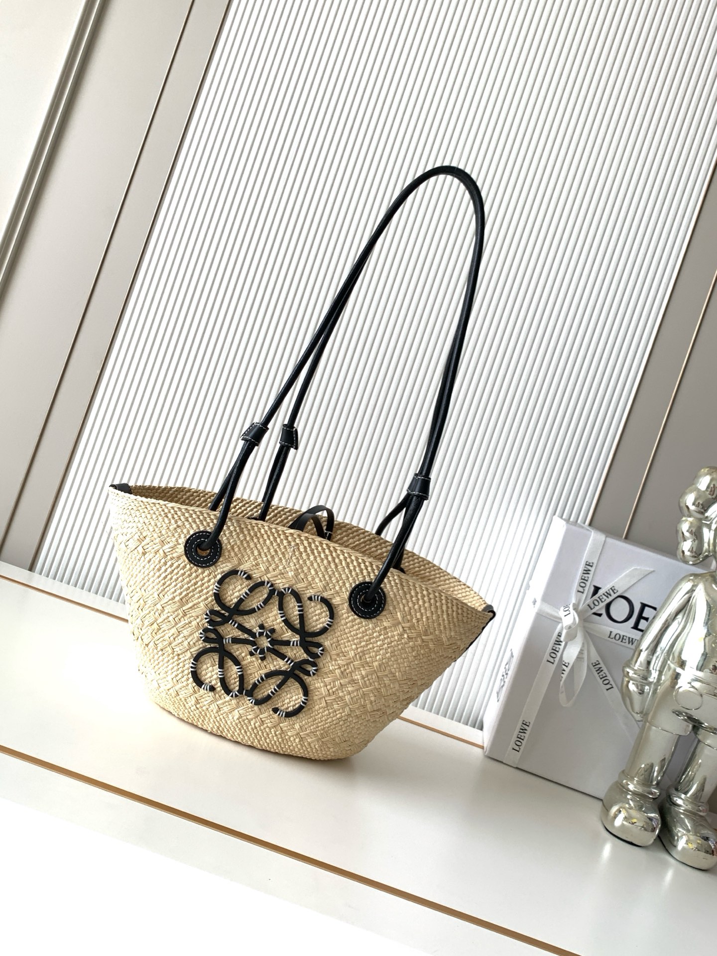 NO:854741,[Imported Original Raffia] Small Iraca Palm Fiber and Cow Leather Anagram Basket Handbags Super Stars of the Same Style A traditional basket handbag with a classic hand-woven body, tubular cow leather straps, and a cow leather Anagram embossed patch. This small version is made from the Iraca palm, which is harvested and sun-dried in Colombia, then guided by fair trade principles by Corporacion Oficio y Arte  Knitted by our artisan women, sizes may vary slightly due to handcrafting, making each purchase unique!  A must-have woven handbag in summer. If you want to choose a bag as a summer must-have, it must be a woven bag. It is suitable for daily wear and weekend outings. It directly brings the summer atmosphere. The Anagram Basket handbag has a classic hand-woven basket handbag. It is a holiday style when you carry it casually. ◇A must-have for summer. Size 34CM～16.5CM～13CM. Style No. 8031. Color black [new version], Loewe, loewe, cowhide19860909【进口原厂拉菲草】小号伊拉卡棕榈纤维和牛皮革 Anagram Basket 手袋超多明星同款一个传统的篮子手袋带有经典的手工编织包身管状牛皮革带子,以及一块牛皮革 Anagram 压纹贴片这个小尺寸版本采用伊拉卡棕榈制成,这种棕榈树在哥伦比亚种植收获并晒干,然后由公平贸易原则指导的 Corporacion Oficio y Arte 组织的女工匠编织由于手工制作,尺寸可能略有不同,使每次购买都二！夏天必备编织手袋,如果要选一只包包作为夏日必备那一定是编织包.既适合日常穿搭,也适合周末外出,把夏日的氛围感直接拉满Anagram Basket手袋带有经典手工编织的篮子手袋.随手一背就是度假风◇夏日搭配必备 尺寸34CM～16.5CM～13CM 款号8031 颜色黑色【新版本】,罗意威,loewe,cowhide,Bag