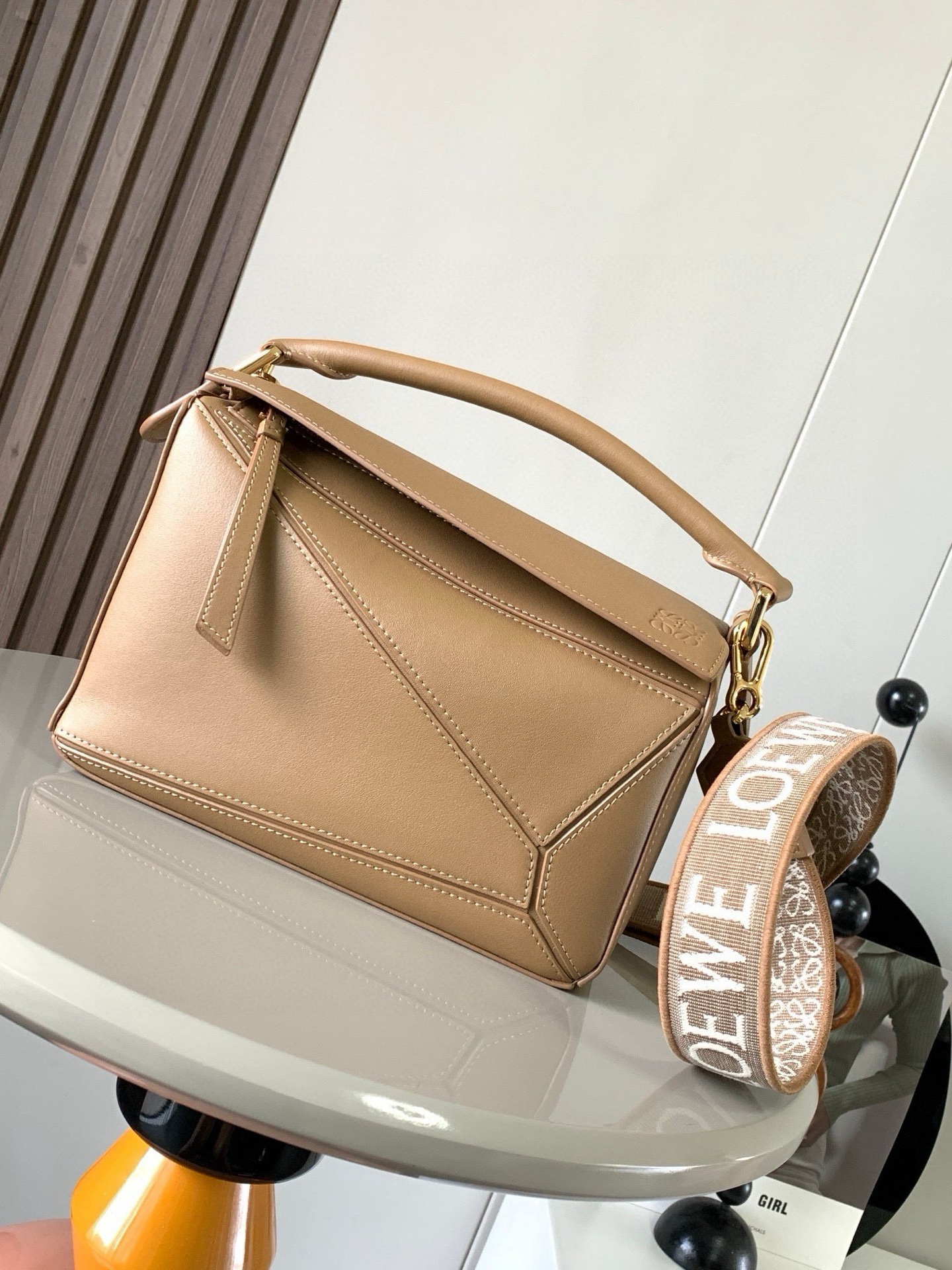 NO:854748,Geometry bag 24CMPuzzle handbag!  Original imported nappa calfskin Luojia's popular geometric bag Puzzle handbag is the first handbag launched by creative director Jonathan Anderson for L0EWE. The rectangular shape and precise cutting technology create Puzzle's unique geometric lines. This small size version is made of soft nappa calf leather *Small size Puzzle  Can hold, for example, a large wallet, mobile phones of all sizes and sunglasses [Sun] [Sun] Diagonal, shoulder, hand or top handle carry * Detachable Size 24CM ~ 16CM ~ 10CM Style No. 9035 Color Oak Brown, Loewe, loewe, loewe, wallets, cowhide19860909几何包24CMPuzzle手袋！原厂进口纳帕小牛皮罗家爆款几何包Puzzle 手袋是创意总监乔纳森·安德森为 L0EWE 推出的首款手提包长方体形状和精确的切割技术创造了 Puzzle 独特的几何线条这个小尺寸版本采用柔软纳帕小牛皮革制成＊小号 Puzzle 可以容纳例如一只大号钱包、所有尺寸的手机和太阳镜[太阳][太阳]斜、肩背、手拿或顶部提手携带＊可拆卸 尺寸24CM～16CM～10CM 款号9035 颜色橡木棕,罗意威,loewe,loewe,wallets,cowhide,Bag