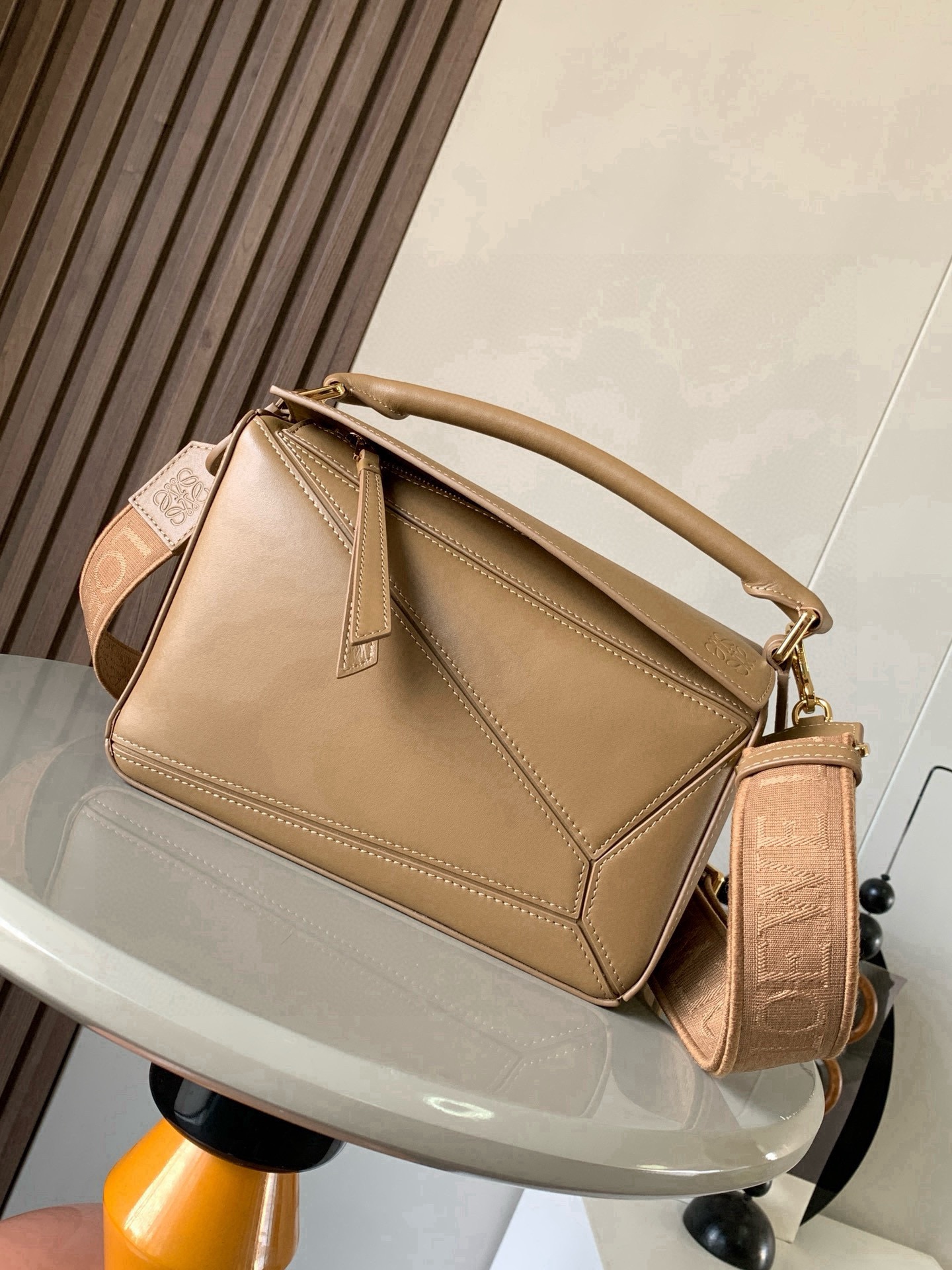 NO:854689,Geometry bag 24CMPuzzle handbag!  Original imported nappa calfskin Luojia's popular geometric bag Puzzle handbag is the first handbag launched by creative director Jonathan Anderson for L0EWE. The rectangular shape and precise cutting technology create Puzzle's unique geometric lines. This small size version is made of soft nappa calf leather *Small size Puzzle  Can hold, for example, a large wallet, mobile phones of all sizes and sunglasses [Sun][Sun] Diagonal, shoulder, hand or top handle carry * Detachable Size 24CM ~ 16CM ~ 10CM Style No. 9048 Color Oak Brown, Loewe, loewe, loewe, wallets, cowhide19860909几何包24CMPuzzle手袋！原厂进口纳帕小牛皮罗家爆款几何包Puzzle 手袋是创意总监乔纳森·安德森为 L0EWE 推出的首款手提包长方体形状和精确的切割技术创造了 Puzzle 独特的几何线条这个小尺寸版本采用柔软纳帕小牛皮革制成＊小号 Puzzle 可以容纳例如一只大号钱包、所有尺寸的手机和太阳镜[太阳][太阳]斜、肩背、手拿或顶部提手携带＊可拆卸 尺寸24CM～16CM～10CM 款号9048 颜色橡木棕,罗意威,loewe,loewe,wallets,cowhide,Bag