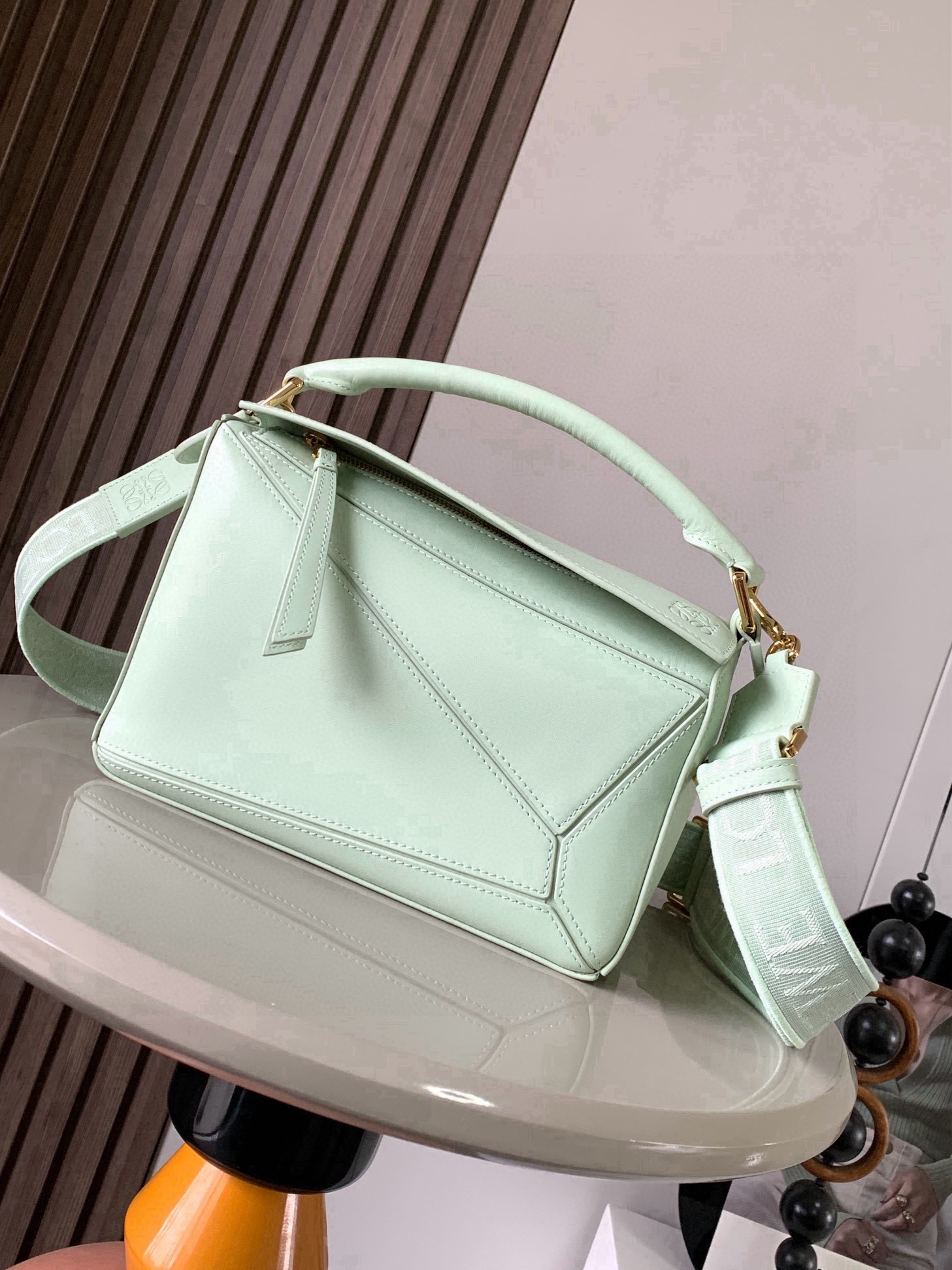 NO:854697,Geometry bag 24CMPuzzle handbag!  Original imported nappa calfskin Luojia's popular geometric bag Puzzle handbag is the first handbag launched by creative director Jonathan Anderson for L0EWE. The rectangular shape and precise cutting technology create Puzzle's unique geometric lines. This small size version is made of soft nappa calf leather *Small size Puzzle  Can hold, for example, a large wallet, mobile phones of all sizes and sunglasses [Sun][Sun] Diagonal, shoulder, hand or top handle carry * Detachable Size 24CM ~ 16CM ~ 10CM Style No. 9048 Color Spring Jade, Loewe, loewe, loewe, wallets, cowhide19860909几何包24CMPuzzle手袋！原厂进口纳帕小牛皮罗家爆款几何包Puzzle 手袋是创意总监乔纳森·安德森为 L0EWE 推出的首款手提包长方体形状和精确的切割技术创造了 Puzzle 独特的几何线条这个小尺寸版本采用柔软纳帕小牛皮革制成＊小号 Puzzle 可以容纳例如一只大号钱包、所有尺寸的手机和太阳镜[太阳][太阳]斜、肩背、手拿或顶部提手携带＊可拆卸 尺寸24CM～16CM～10CM 款号9048 颜色春玉色,罗意威,loewe,loewe,wallets,cowhide,Bag