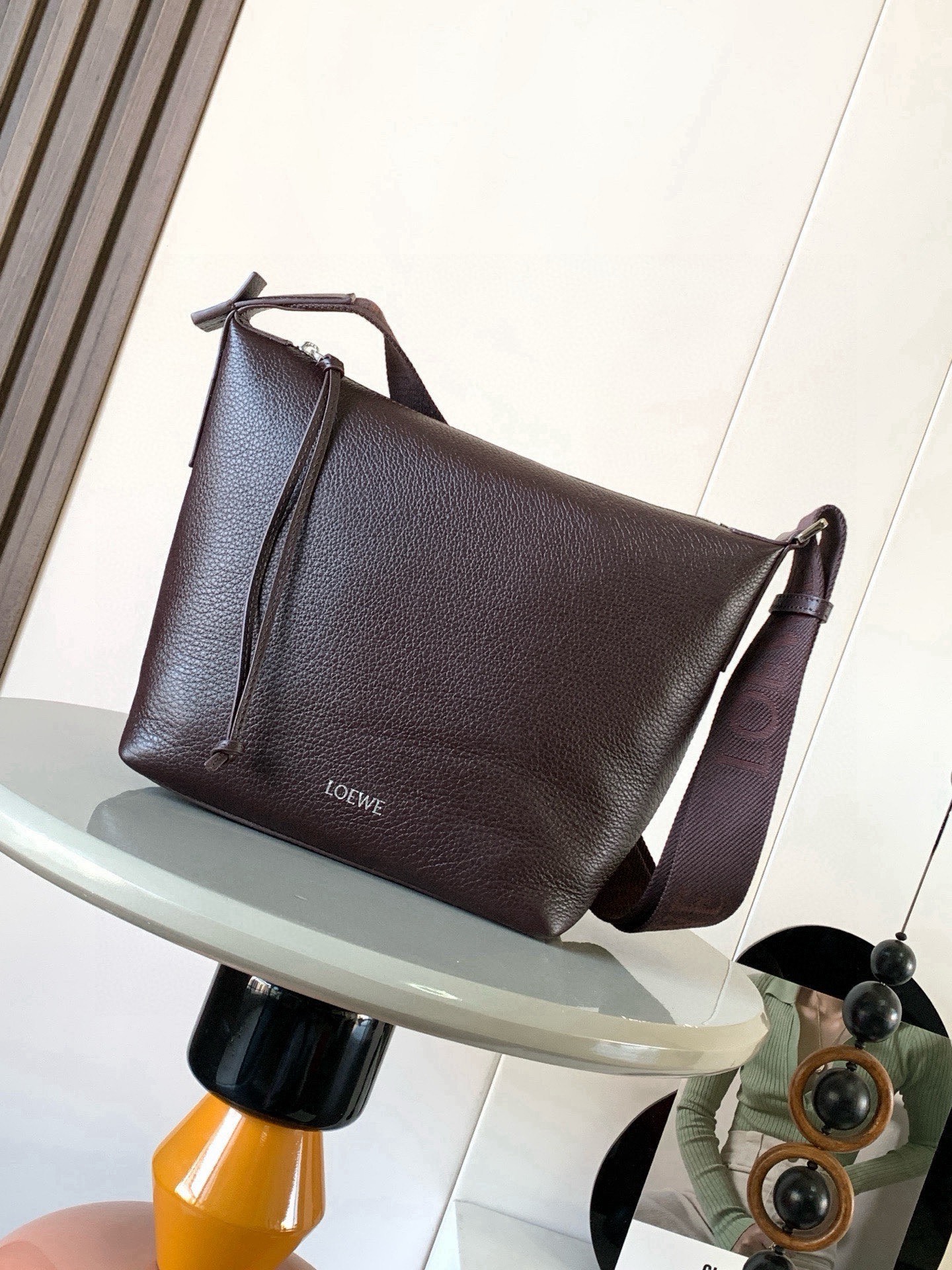 NO:854747,New Small Cubi Crossbody Bag in Soft Grained Cow Leather Cubi Crossbody Bag is a roomy and soft handbag that easily adapts to the body shape. This small version is made of soft grained cowhide leather *Can be worn cross-body or on the shoulder *Adjustable LOEWE webbing *Zip closure cowhide zipper puller *One internal slip pocket *Suede lining* LOEWE hot silver Style No. 9144  Size 29.5cm～10.5cm～22cm Color cinnabar red, Loewe, loewe, loewe, satchels, crossbody bags, cowhide19860909新款小号柔软粒面牛皮革 Cubi 斜挎包Cubi 斜挎包是一款宽敞且柔软的手袋可轻松适应体形.此小号版本采用柔软粒面牛皮革制成＊可斜挎或肩背＊可调节 LOEWE 织带＊拉链开合牛皮革拉链头＊一个内部插袋＊绒面革衬里* LOEWE 烫银 款号9144 尺寸29.5cm～10.5cm～22cm 颜色朱砂红,罗意威,loewe,loewe,satchels,crossbody bags,cowhide,Bag
