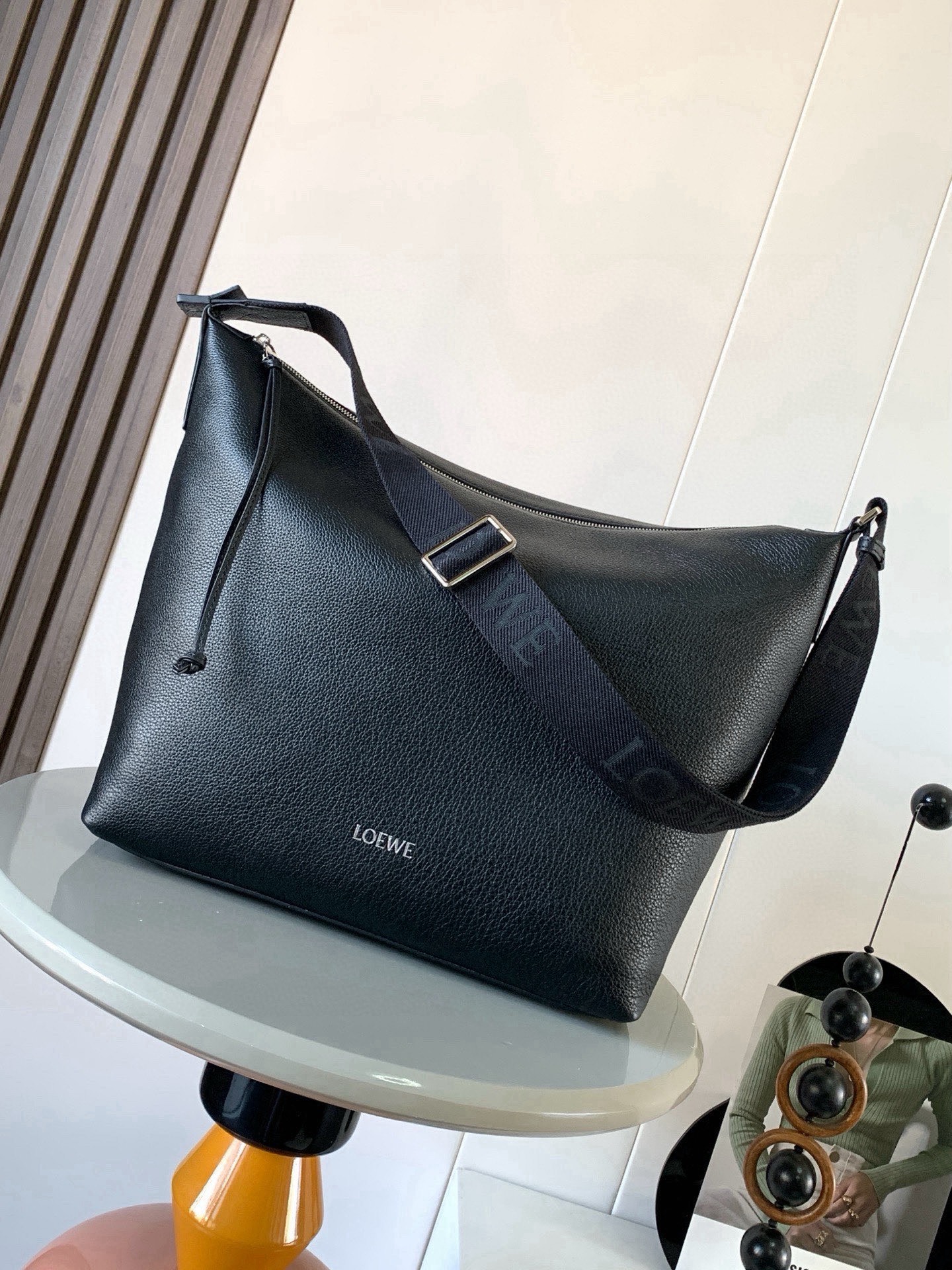 NO:854755,New soft grained cowhide leather Cubi Crossbody Bag The Cubi Crossbody Bag is a roomy and soft handbag that easily adapts to the body shape. This version is made of soft grained cowhide leather. * Can hold a 13-inch laptop * Can be worn crossbody or on the shoulder * Adjustable LOEWE webbing * Zipper closure, cowhide zipper pull * One internal slip pocket * Suede lining * LOEWE hot silver  Material cow leather Size 44com～18cm～30cm Color black Model number 9145, Loewe, loewe, loewe, satchels, crossbody bags, cowhide19860909新款柔软粒面牛皮革 Cubi 斜挎包Cubi 斜挎包是一款宽敞且柔软的手袋可轻松适应体形.此版本采用柔软粒面牛皮革制成.＊可放13寸笔记本电脑＊可斜挎或肩背＊可调节 LOEWE 织带＊拉链开合,牛皮革拉链头＊一个内部插袋＊绒面革衬里* LOEWE 烫银 材质牛皮革 尺寸44com～18cm～30cm 颜色黑色 款号9145,罗意威,loewe,loewe,satchels,crossbody bags,cowhide,Bag