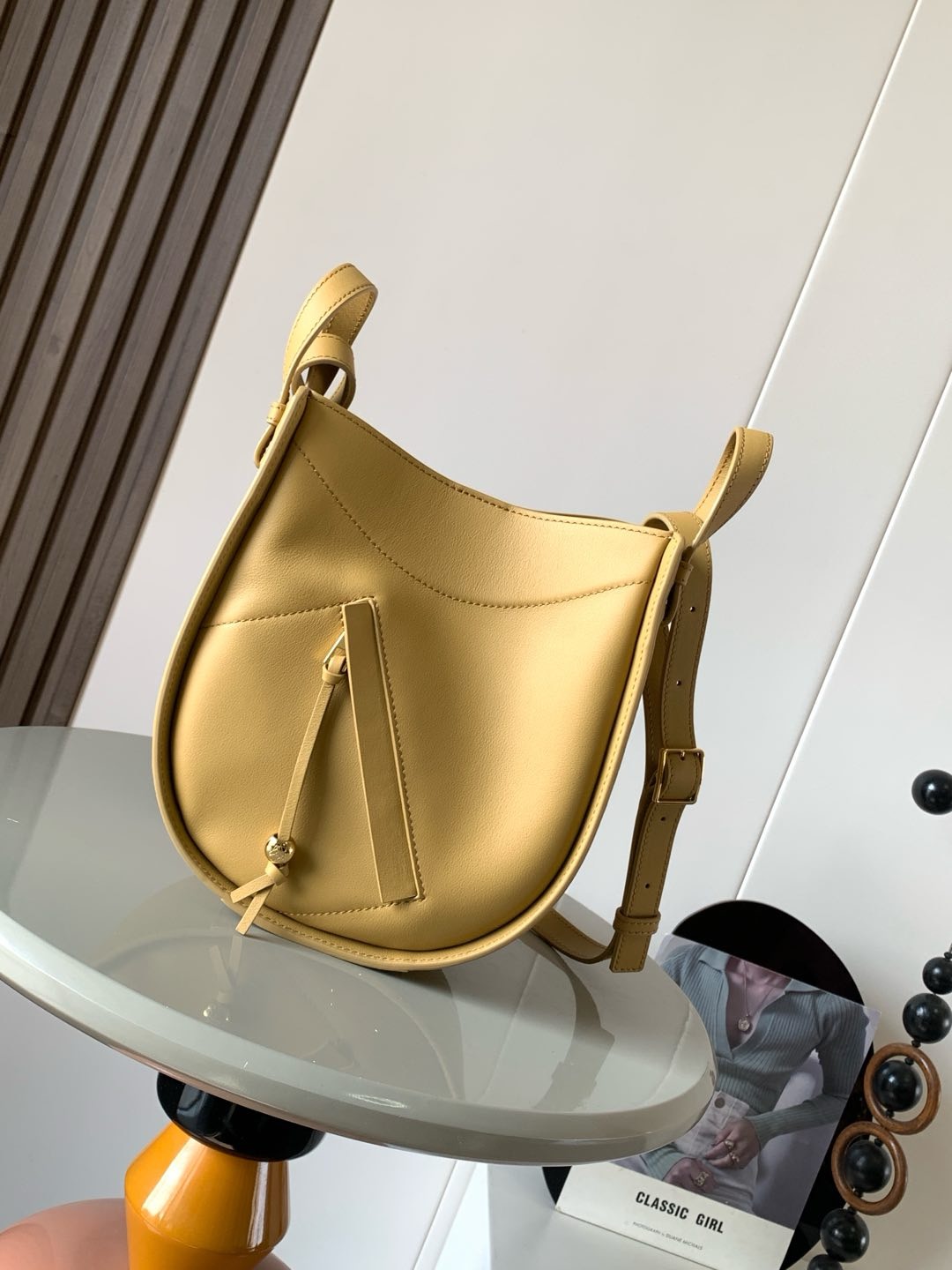 NO:854762,New spring and summer Hammock bag handbag*Classic cow leather Hammock bag handbag (new size) Hammock bag is a multifunctional handbag with soft side body that can release the sides to change shape*  The new piece is made of fine and soft glossy calfskin, reinterpreting the versatile hammock bag with slim proportions. The 10cm wide narrow design is especially suitable for cross-body wear, and the rounded and smooth lines of the bag create a relaxed and casual style. Carry via the top handle  21CM～25CM～10CM color warm sandy yellow style number 9091, loewe, cowhide19860909春夏新款Hammock bag手袋*经典牛皮革 Hammock bag 手袋（新尺寸）吊床包 是一款带有柔软侧面包身的多功能手袋可释放侧面来改变形状* 新作采用细腻柔软的亮面小牛皮制作而成以纤巧比例焕新演绎百变吊床包10厘米宽的窄身设计尤其适合斜挎佩戴,圆润流畅的包身线条营造出轻松闲适风格通过顶部提手携带*可拆卸可调节肩带*内部钩扣封口*两个内部插袋*可以使用肩带和个性化挂饰进行定制*一个外部拉链口袋*带有 Anagram人字纹棉帆里衬. 尺寸 21CM～25CM～10CM 颜色暖沙黄 款号9091,罗意威,loewe,cowhide,Bag