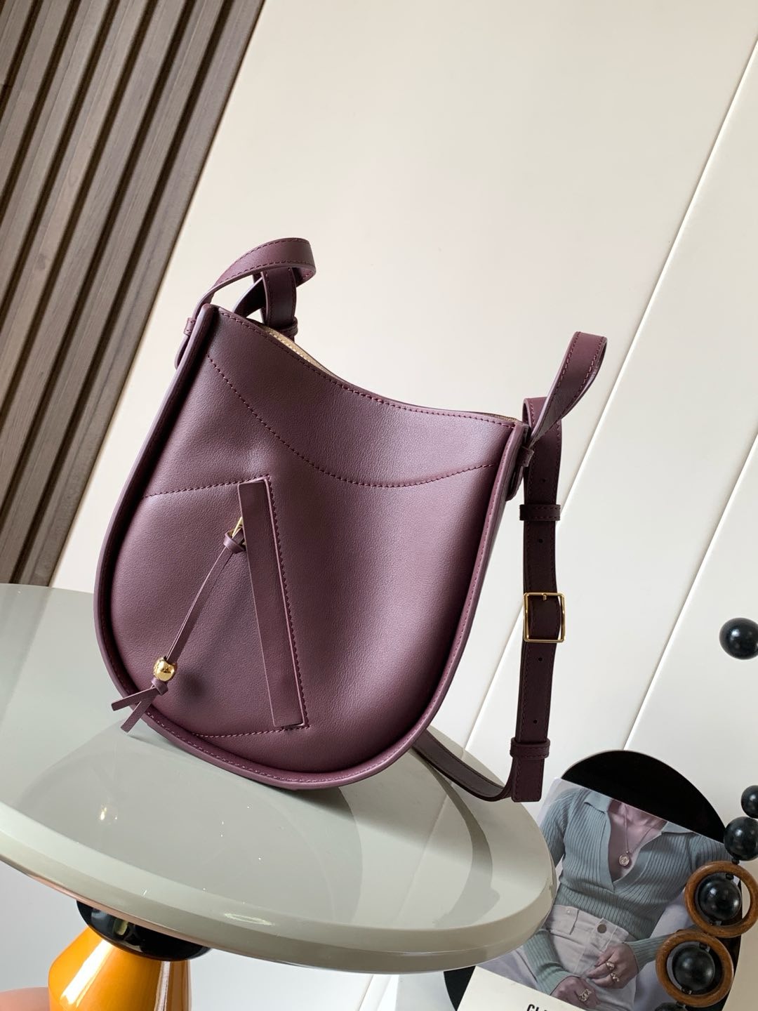 NO:854770,New spring and summer Hammock bag handbag*Classic cow leather Hammock bag handbag (new size) Hammock bag is a multifunctional handbag with soft side body that can release the sides to change shape*  The new piece is made of fine and soft glossy calfskin, reinterpreting the versatile hammock bag with slim proportions. The 10cm wide narrow design is especially suitable for cross-body wear, and the rounded and smooth lines of the bag create a relaxed and casual style. Carry via the top handle  21CM～25CM～10CM Color Burgundy Red Style No. 9091, Loewe, loewe, cowhide19860909春夏新款Hammock bag手袋*经典牛皮革 Hammock bag 手袋（新尺寸）吊床包 是一款带有柔软侧面包身的多功能手袋可释放侧面来改变形状* 新作采用细腻柔软的亮面小牛皮制作而成以纤巧比例焕新演绎百变吊床包10厘米宽的窄身设计尤其适合斜挎佩戴,圆润流畅的包身线条营造出轻松闲适风格通过顶部提手携带*可拆卸可调节肩带*内部钩扣封口*两个内部插袋*可以使用肩带和个性化挂饰进行定制*一个外部拉链口袋*带有 Anagram人字纹棉帆里衬. 尺寸 21CM～25CM～10CM 颜色勃良地红 款号9091,罗意威,loewe,cowhide,Bag