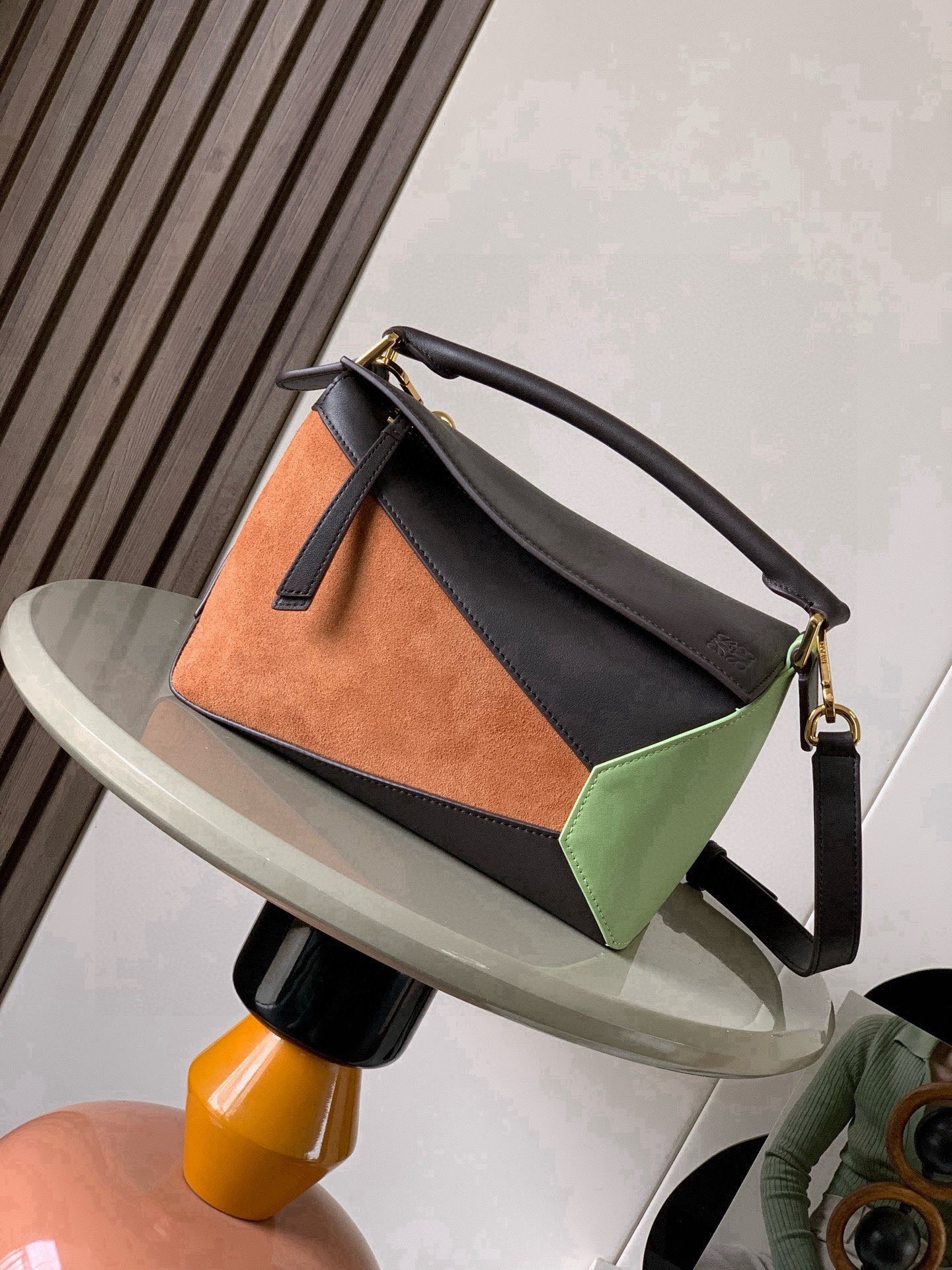 NO:854797,New version of geometric bag small 24CMPuzzle handbag!  Original imported nappa calf leather Luojia's popular geometric bag Puzzle handbag is the first handbag launched by creative director Jonathan Anderson for L0EWE. The rectangular shape and precise cutting technology create Puzzle's unique geometric lines. This small size version is made of soft nappa calf leather.  Color: Dark brown, light pear green. Style number: 9311～8010. Size: 24CM～16CM～10CM. Loewe, loewe, loewe, wallets, cowhide19860909新版本几何包小号24CMPuzzle手袋！原厂进口纳帕小牛皮罗家爆款几何包Puzzle 手袋是创意总监乔纳森·安德森为 L0EWE 推出的首款手提包长方体形状和精确的切割技术创造了 Puzzle 独特的几何线条这个小尺寸版本采用柔软纳帕小牛皮革制成＊小号Puzzle 可以容纳例如一只大号钱包所有尺寸的手机和太阳镜斜、肩背、手拿或顶部提手携带＊可拆卸 颜色黑茶色浅梨绿 款号9311～8010 尺寸24CM～16CM～10CM,罗意威,loewe,loewe,wallets,cowhide,Bag
