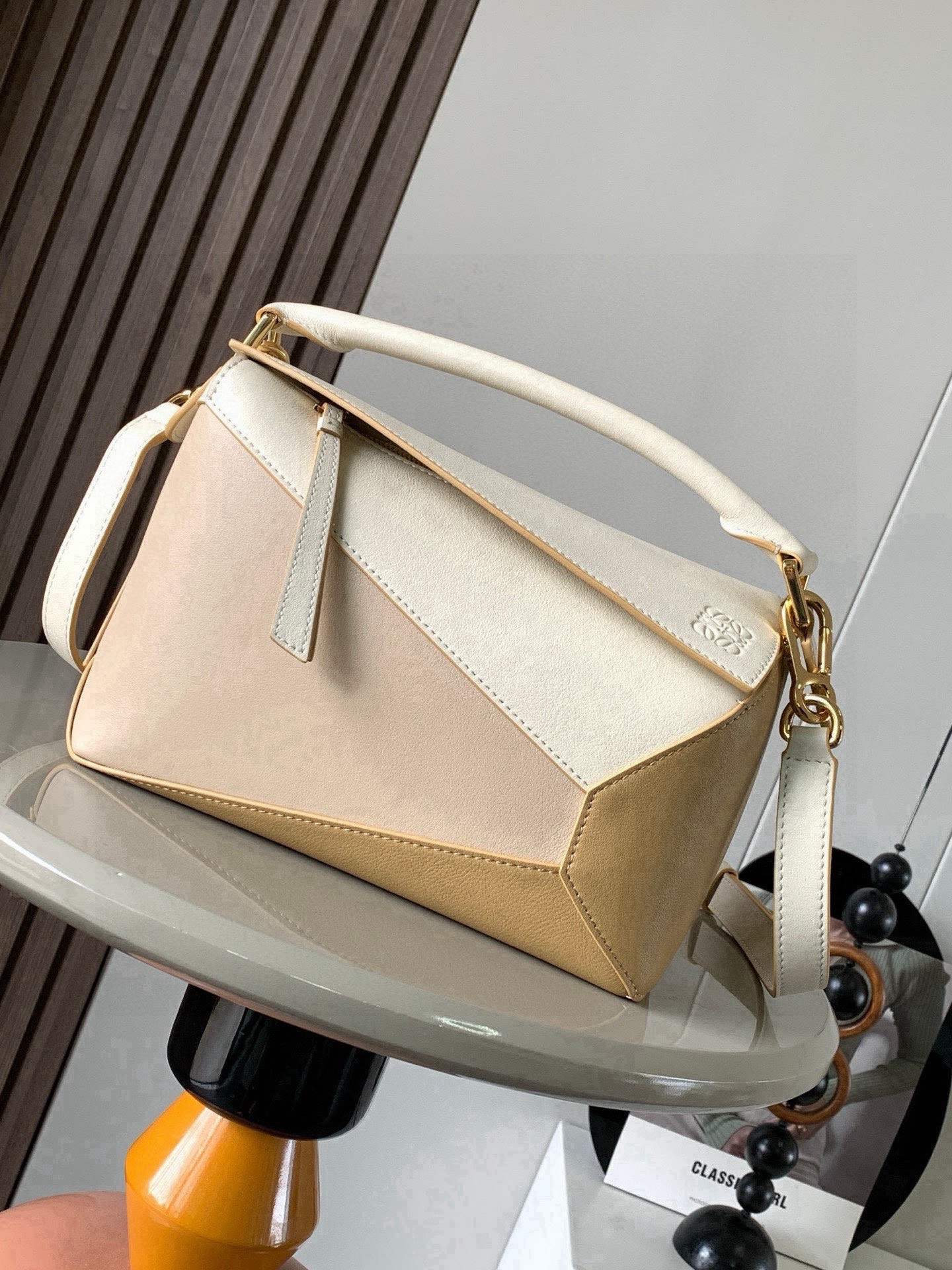 NO:854804,New version of geometric bag small 24CMPuzzle handbag!  Original imported nappa calfskin Luojia's popular geometric bag Puzzle handbag is the first handbag launched by creative director Jonathan Anderson for L0EWE. The rectangular shape and precise cutting technology create Puzzle's unique geometric lines. This small size version is made of soft nappa calf leather *Small size Puzzle  Can hold, for example, a large wallet, mobile phones of all sizes and sunglasses [Sun][Sun] Diagonal, shoulder, hand or top handle carry * Detachable Size 24CM ~ 16CM ~ 10CM Style No. 9311 ~ 8010 Color Beige Golden, Loewe, loewe, loewe, wallets, cowhide19860909新版本几何包小号24CMPuzzle手袋！原厂进口纳帕小牛皮罗家爆款几何包Puzzle 手袋是创意总监乔纳森·安德森为 L0EWE 推出的首款手提包长方体形状和精确的切割技术创造了 Puzzle 独特的几何线条这个小尺寸版本采用柔软纳帕小牛皮革制成＊小号 Puzzle 可以容纳例如一只大号钱包、所有尺寸的手机和太阳镜[太阳][太阳]斜、肩背、手拿或顶部提手携带＊可拆卸 尺寸24CM～16CM～10CM 款号9311～8010 颜色米杏金黄,罗意威,loewe,loewe,wallets,cowhide,Bag