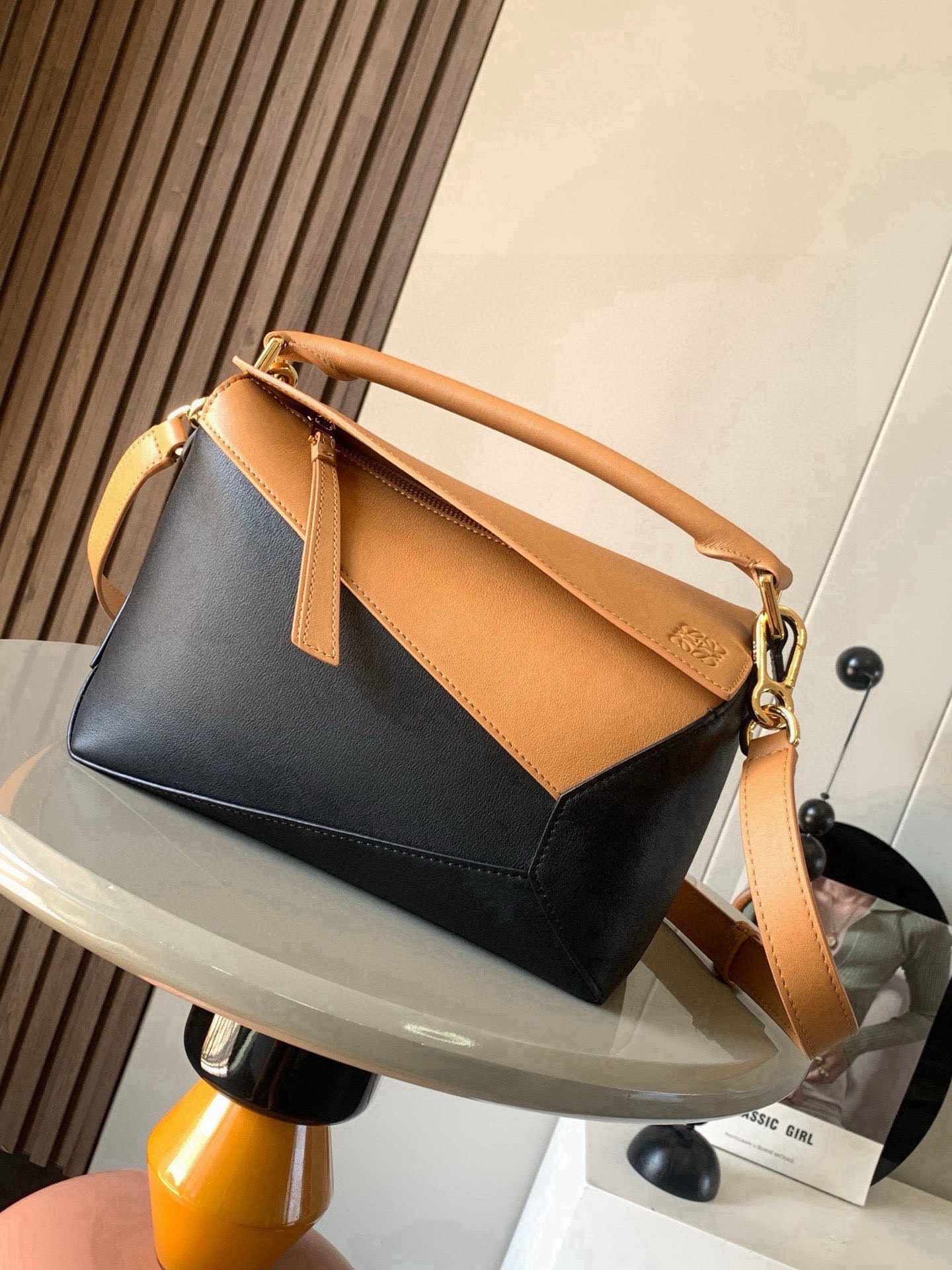 NO:854810,New version of geometric bag small 24CMPuzzle handbag!  Original imported nappa calfskin Luojia's popular geometric bag Puzzle handbag is the first handbag launched by creative director Jonathan Anderson for L0EWE. The rectangular shape and precise cutting technology create Puzzle's unique geometric lines. This small size version is made of soft nappa calf leather *Small size Puzzle  Can hold, for example, a large wallet, mobile phones of all sizes and sunglasses [Sun][Sun] Diagonal, shoulder, hand or top handle carry * Detachable Size 24CM ~ 16CM ~ 10CM Style No. 9311 ~ 8010 Color black with yellow, Loewe, loewe, loewe, wallets, cowhide19860909新版本几何包小号24CMPuzzle手袋！原厂进口纳帕小牛皮罗家爆款几何包Puzzle 手袋是创意总监乔纳森·安德森为 L0EWE 推出的首款手提包长方体形状和精确的切割技术创造了 Puzzle 独特的几何线条这个小尺寸版本采用柔软纳帕小牛皮革制成＊小号 Puzzle 可以容纳例如一只大号钱包、所有尺寸的手机和太阳镜[太阳][太阳]斜、肩背、手拿或顶部提手携带＊可拆卸 尺寸24CM～16CM～10CM 款号9311～8010 颜色黑拼黄,罗意威,loewe,loewe,wallets,cowhide,Bag