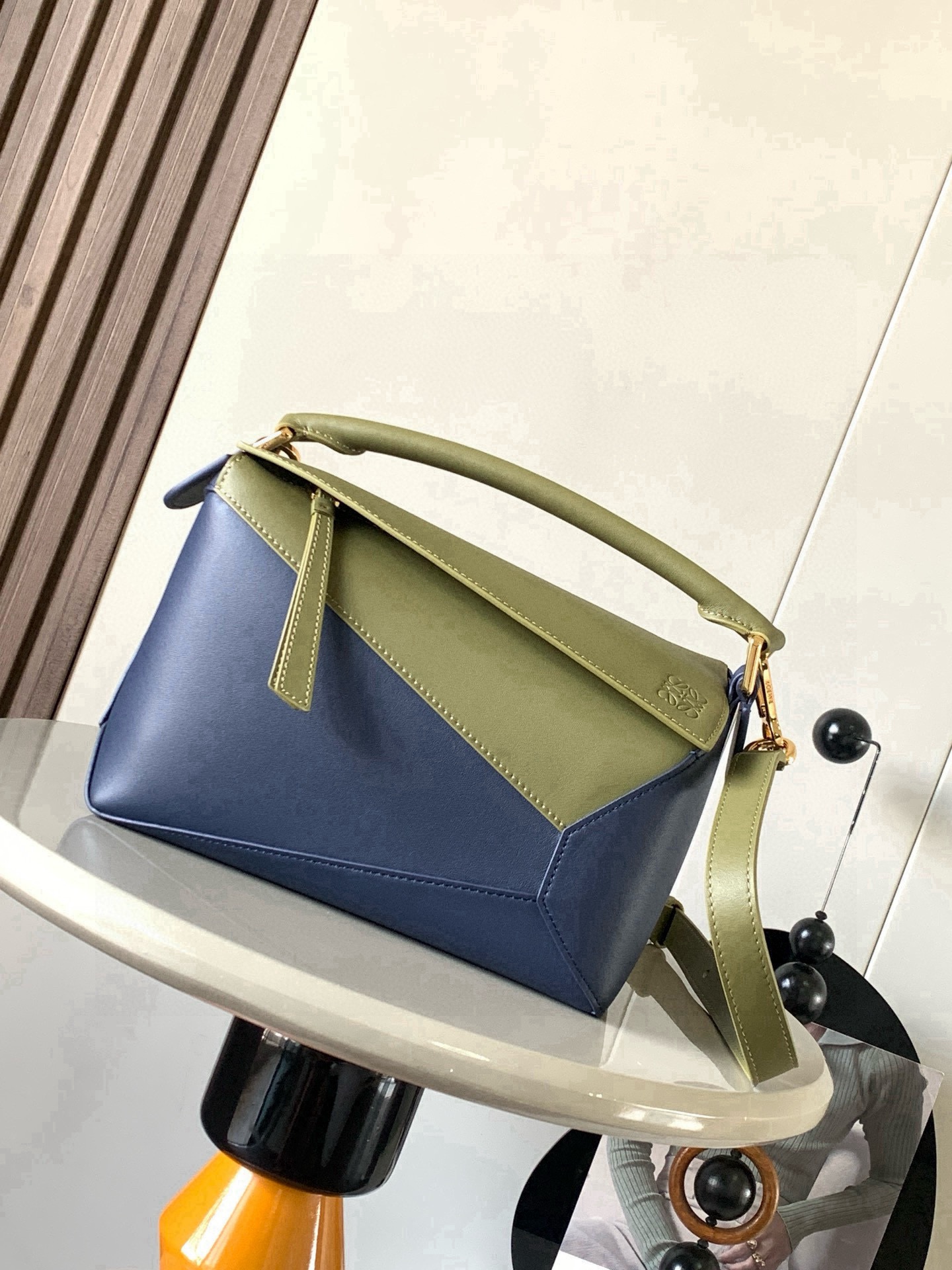 NO:854817,New version of geometric bag small 24CMPuzzle handbag!  Original imported nappa calf leather Luojia's popular geometric bag Puzzle handbag is the first handbag launched by creative director Jonathan Anderson for L0EWE. The rectangular shape and precise cutting technology create Puzzle's unique geometric lines. This small size version is made of soft nappa calf leather.  Size 24CM～16CM～10CM Style number 9311～8010 Color olive navy blue, Loewe, loewe, loewe, wallets, cowhide19860909新版本几何包小号24CMPuzzle手袋！原厂进口纳帕小牛皮罗家爆款几何包Puzzle 手袋是创意总监乔纳森·安德森为 L0EWE 推出的首款手提包长方体形状和精确的切割技术创造了 Puzzle 独特的几何线条这个小尺寸版本采用柔软纳帕小牛皮革制成＊小号Puzzle 可以容纳例如一只大号钱包所有尺寸的手机和太阳镜斜、肩背、手拿或顶部提手携带＊可拆卸 尺寸24CM～16CM～10CM 款号9311～8010 颜色橄榄色海军蓝,罗意威,loewe,loewe,wallets,cowhide,Bag
