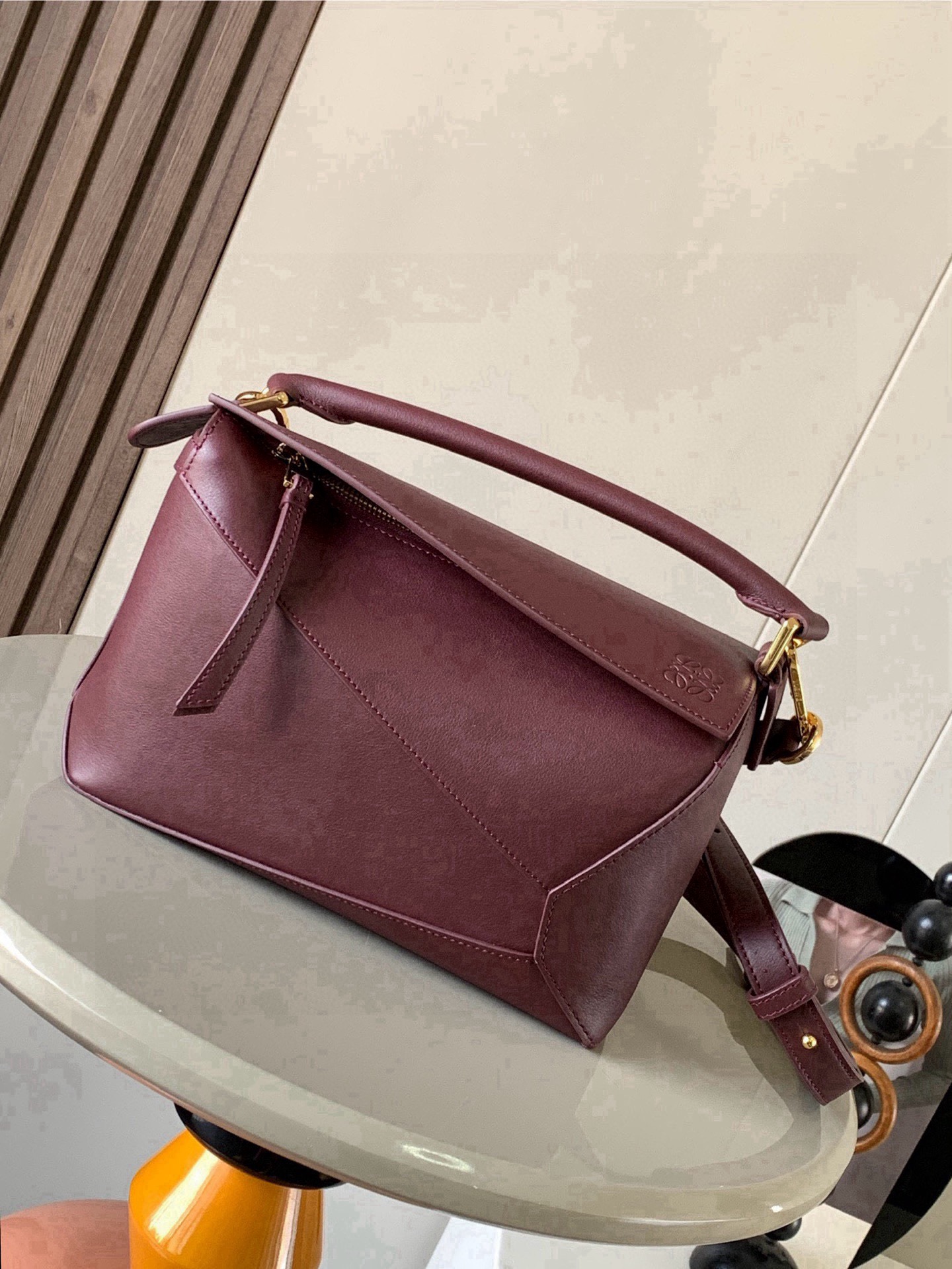 NO:854779,New version of geometric bag small 24CMPuzzle handbag!  Original imported nappa calfskin Luojia's popular geometric bag Puzzle handbag is the first handbag launched by creative director Jonathan Anderson for L0EWE. The rectangular shape and precise cutting technology create Puzzle's unique geometric lines. This small size version is made of soft nappa calf leather *Small size Puzzle  Can hold, for example, a large wallet, mobile phones of all sizes and sunglasses [Sun][Sun] Diagonal, shoulder, hand or top handle carry * Detachable Size 24CM ~ 16CM ~ 10CM Style No. 9311 ~ 8010 Color Burgundy, Loewe, loewe, loewe, wallets, cowhide19860909新版本几何包小号24CMPuzzle手袋！原厂进口纳帕小牛皮罗家爆款几何包Puzzle 手袋是创意总监乔纳森·安德森为 L0EWE 推出的首款手提包长方体形状和精确的切割技术创造了 Puzzle 独特的几何线条这个小尺寸版本采用柔软纳帕小牛皮革制成＊小号 Puzzle 可以容纳例如一只大号钱包、所有尺寸的手机和太阳镜[太阳][太阳]斜、肩背、手拿或顶部提手携带＊可拆卸 尺寸24CM～16CM～10CM 款号9311～8010 颜色酒红色,罗意威,loewe,loewe,wallets,cowhide,Bag
