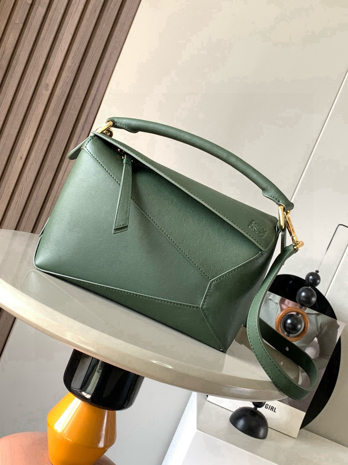 NO:854787,New version of geometric bag small 24CMPuzzle handbag!  Original imported nappa calfskin Luojia's popular geometric bag Puzzle handbag is the first handbag launched by creative director Jonathan Anderson for L0EWE. The rectangular shape and precise cutting technology create Puzzle's unique geometric lines. This small size version is made of soft nappa calf leather *Small size Puzzle  Can accommodate, for example, a large wallet, mobile phones of all sizes and sunglasses [Sun][Sun] Diagonal, shoulder, hand or top handle carry * Detachable Size 24CM ~ 16CM ~ 10CM Style No. 9311 ~ 8010 Color retro green, Loewe, loewe, loewe, wallets, cowhide19860909新版本几何包小号24CMPuzzle手袋！原厂进口纳帕小牛皮罗家爆款几何包Puzzle 手袋是创意总监乔纳森·安德森为 L0EWE 推出的首款手提包长方体形状和精确的切割技术创造了 Puzzle 独特的几何线条这个小尺寸版本采用柔软纳帕小牛皮革制成＊小号 Puzzle 可以容纳例如一只大号钱包、所有尺寸的手机和太阳镜[太阳][太阳]斜、肩背、手拿或顶部提手携带＊可拆卸 尺寸24CM～16CM～10CM 款号9311～8010 颜色复古绿,罗意威,loewe,loewe,wallets,cowhide,Bag