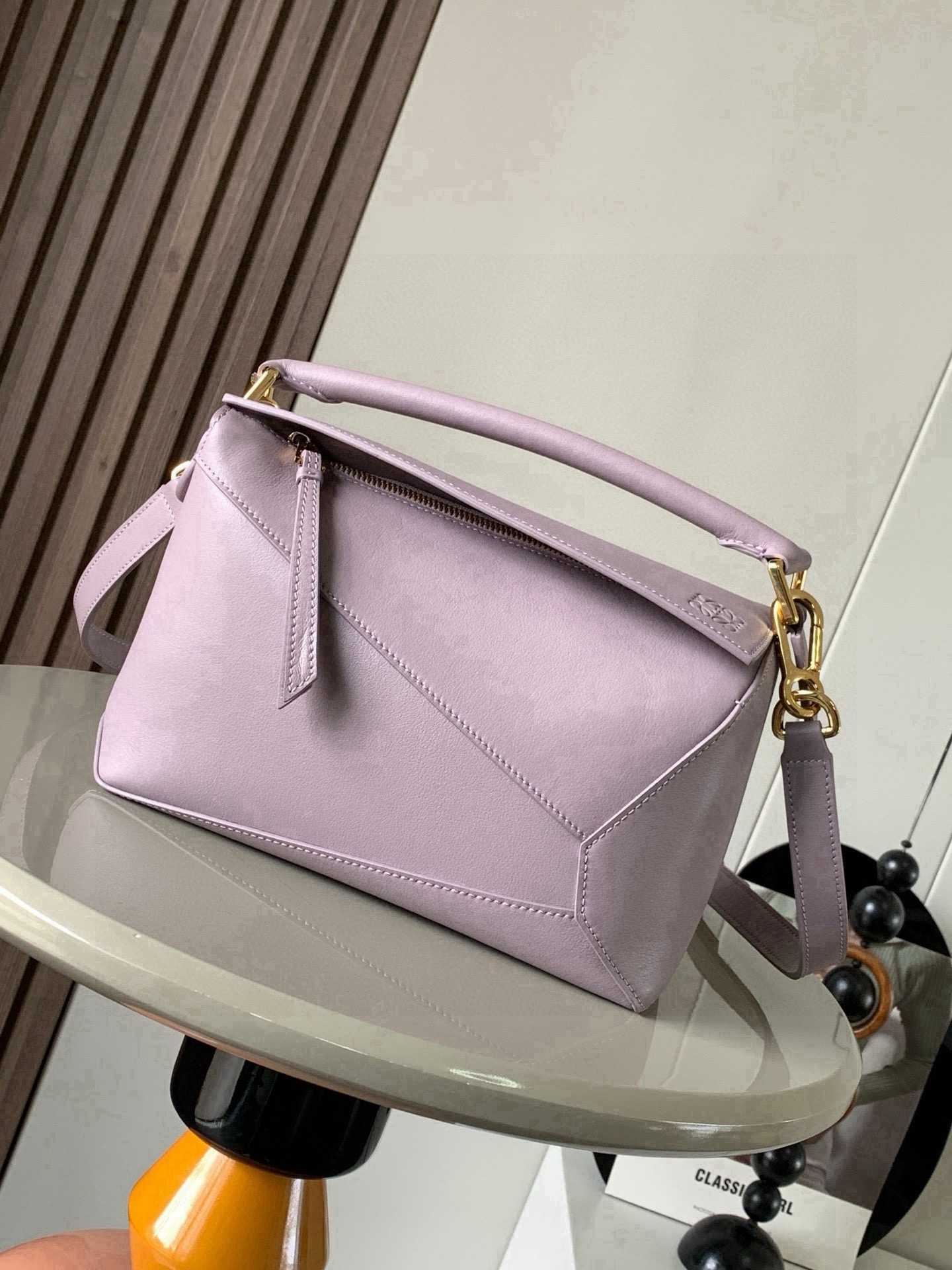NO:854793,New version of geometric bag small 24CMPuzzle handbag!  Original imported nappa calfskin Luojia's popular geometric bag Puzzle handbag is the first handbag launched by creative director Jonathan Anderson for L0EWE. The rectangular shape and precise cutting technology create Puzzle's unique geometric lines. This small size version is made of soft nappa calf leather *Small size Puzzle  Can accommodate, for example, a large wallet, mobile phones of all sizes and sunglasses [Sun][Sun] Diagonal, shoulder, hand or top handle carry * Detachable Size 24CM ~ 16CM ~ 10CM Style No. 9311 ~ 8010 Color light purple, Loewe, loewe, loewe, wallets, cowhide19860909新版本几何包小号24CMPuzzle手袋！原厂进口纳帕小牛皮罗家爆款几何包Puzzle 手袋是创意总监乔纳森·安德森为 L0EWE 推出的首款手提包长方体形状和精确的切割技术创造了 Puzzle 独特的几何线条这个小尺寸版本采用柔软纳帕小牛皮革制成＊小号 Puzzle 可以容纳例如一只大号钱包、所有尺寸的手机和太阳镜[太阳][太阳]斜、肩背、手拿或顶部提手携带＊可拆卸 尺寸24CM～16CM～10CM 款号9311～8010 颜色浅紫色,罗意威,loewe,loewe,wallets,cowhide,Bag