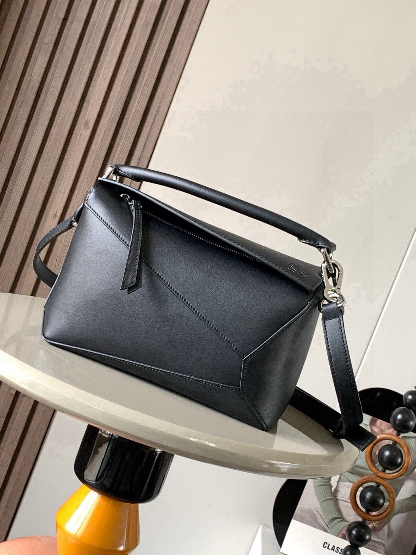 NO:854799,New version of geometric bag small 24CMPuzzle handbag!  Original imported nappa calfskin Luojia's popular geometric bag Puzzle handbag is the first handbag launched by creative director Jonathan Anderson for L0EWE. The rectangular shape and precise cutting technology create Puzzle's unique geometric lines. This small size version is made of soft nappa calf leather *Small size Puzzle  Can hold, for example, a large wallet, mobile phones of all sizes and sunglasses [Sun][Sun] Diagonal, shoulder, hand or top handle carry * Detachable Size 24CM ~ 16CM ~ 10CM Style No. 9311 ~ 8010 Color Black, Loewe, loewe, loewe, wallets, cowhide19860909新版本几何包小号24CMPuzzle手袋！原厂进口纳帕小牛皮罗家爆款几何包Puzzle 手袋是创意总监乔纳森·安德森为 L0EWE 推出的首款手提包长方体形状和精确的切割技术创造了 Puzzle 独特的几何线条这个小尺寸版本采用柔软纳帕小牛皮革制成＊小号 Puzzle 可以容纳例如一只大号钱包、所有尺寸的手机和太阳镜[太阳][太阳]斜、肩背、手拿或顶部提手携带＊可拆卸 尺寸24CM～16CM～10CM 款号9311～8010 颜色黑色,罗意威,loewe,loewe,wallets,cowhide,Bag