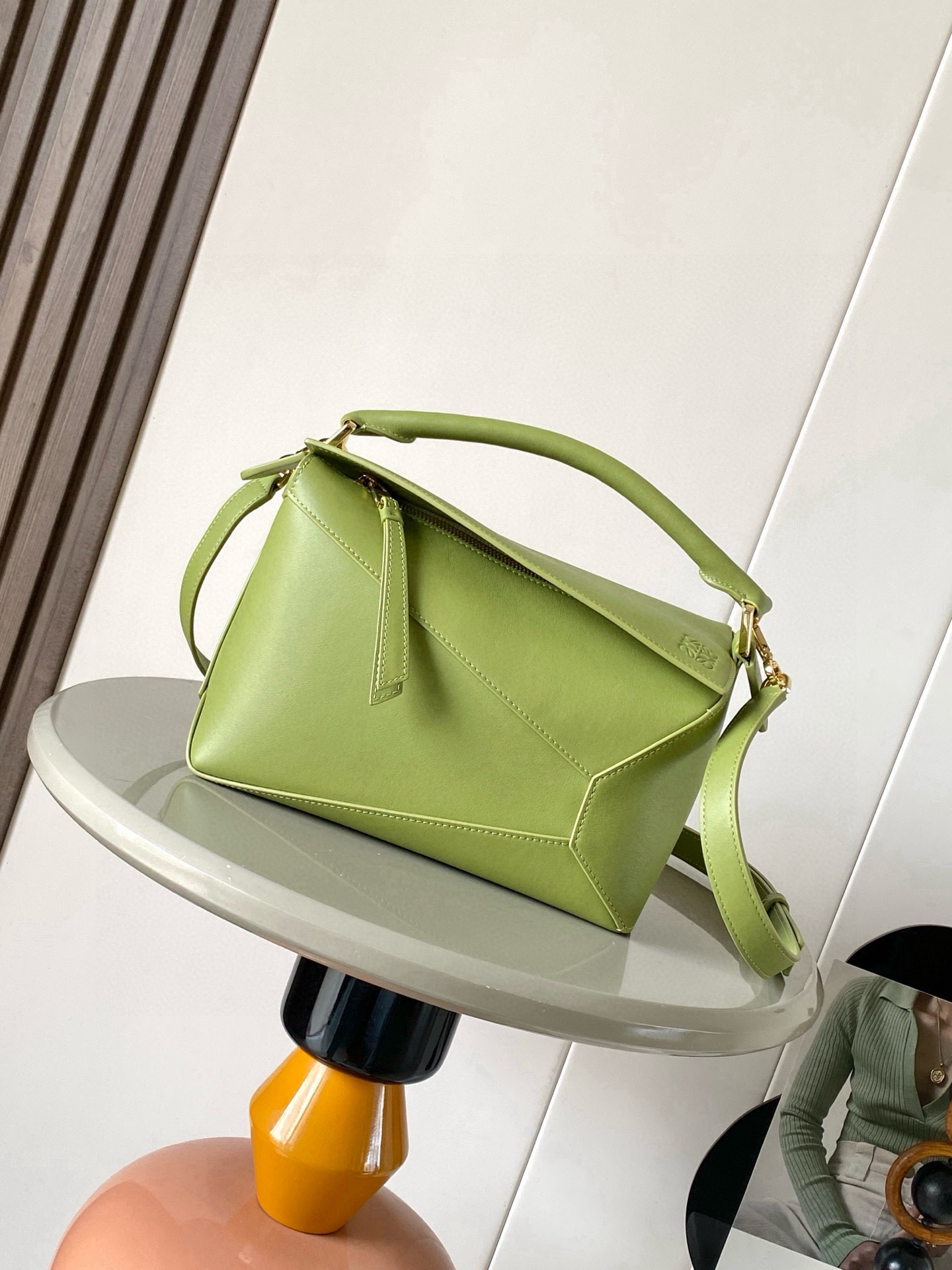 NO:854819,New version of geometric bag small 24CMPuzzle handbag!  Original imported pebbled calfskin Luojia's popular geometric bag Puzzle handbag is the first handbag launched by creative director Jonathan Anderson for L0EWE. The rectangular shape and precise cutting technology create Puzzle's unique geometric lines. This small version is made of soft nappa calf leather.  Size 24CM～16CM～10CM Style number 9311～8010 Color light moss, Loewe, loewe, loewe, wallets, cowhide19860909新版本几何包小号24CMPuzzle手袋！原厂进口荔枝纹小牛皮罗家爆款几何包Puzzle 手袋是创意总监乔纳森·安德森为 L0EWE 推出的首款手提包长方体形状和精确的切割技术创造了 Puzzle 独特的几何线条这个小尺寸版本采用柔软纳帕小牛皮革制成＊小号Puzzle 可以容纳例如一只大号钱包所有尺寸的手机和太阳镜斜、肩背、手拿或顶部提手携带＊可拆卸 尺寸24CM～16CM～10CM 款号9311～8010 颜色浅苔藓色,罗意威,loewe,loewe,wallets,cowhide,Bag