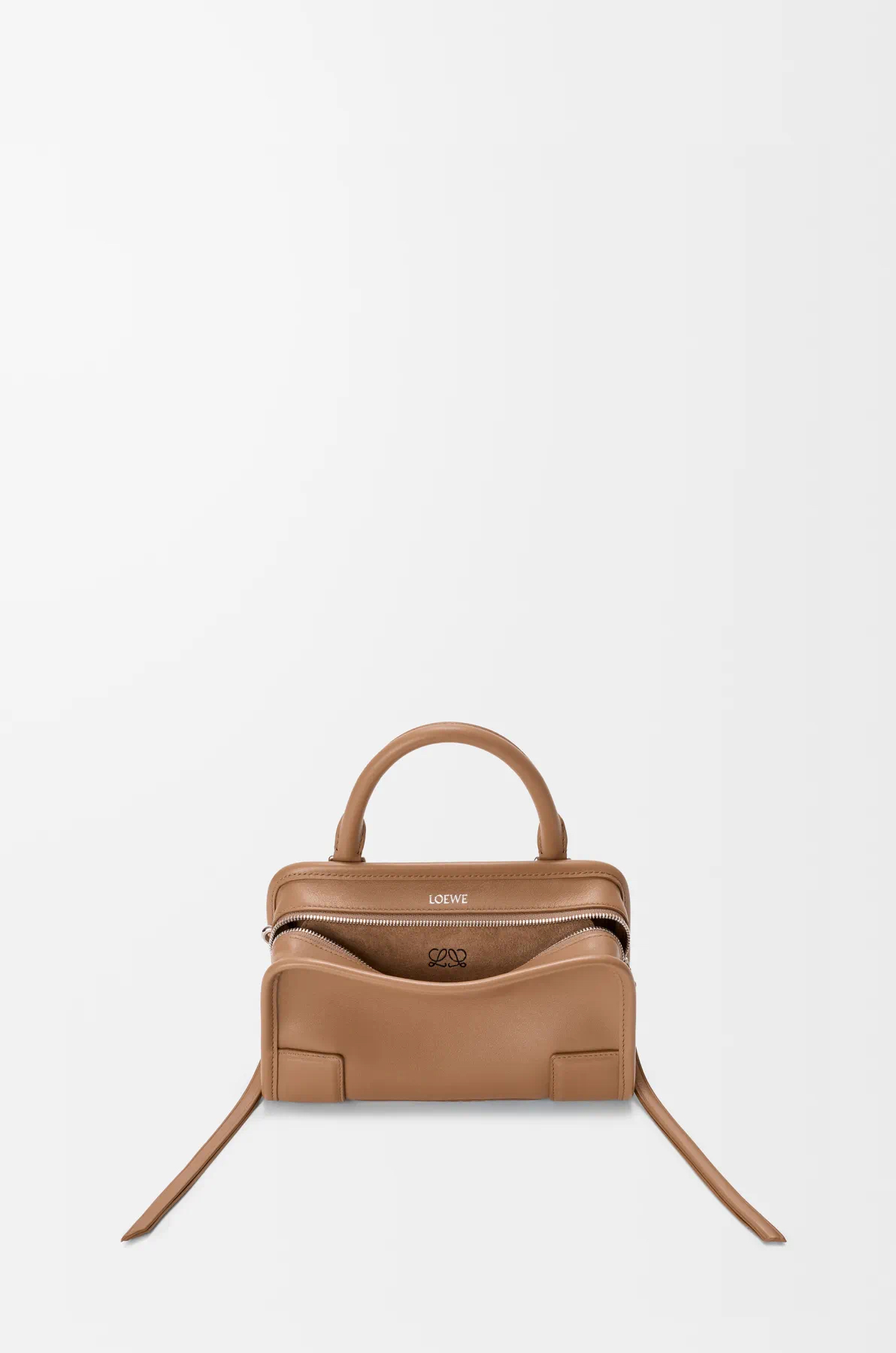 NO:854827,New mini soft calf leather Amazona 180 handbag, same style as Amazona stars  180 reinterprets the legendary bag in a casual silhouette with a single top handle. The bag features an open main compartment with a hidden buckle and a detachable shoulder and cross-body strap for a practical style. This mini version is made from soft calf leather*  Three ways to carry Short handle, detachable shoulder and cross-body strap *Zipper with two leather zipper pulls*Two compartments, main compartment with magnetic closure  L embossed brand logo Size 20CM～11.5CM～7CM Style No. 9175 Color Mocha, Loewe, loewe, cowhide19860909新款迷你号柔软牛皮革 Amazona 180 手袋 明星同款Amazona 180重新诠释传奇手袋呈现休闲廓形,搭配单一顶部提手手袋采用开放式设计主隔层以隐藏扣固定搭配可拆卸肩背和斜挎背带打造实用风格.此迷你号版本采用柔软牛皮革制成*三种携带方式短提手、可拆卸肩背和斜挎背带*拉链配有两个皮革拉链头*两个隔层,主隔层以磁扣开合*内部扁平口袋*左侧D形环可定制*织物衬里*烫金或烫银,Double L 压纹品牌标志 尺寸20CM～11.5CM～7CM 款号9175 颜色摩卡色,罗意威,loewe,cowhide,Bag