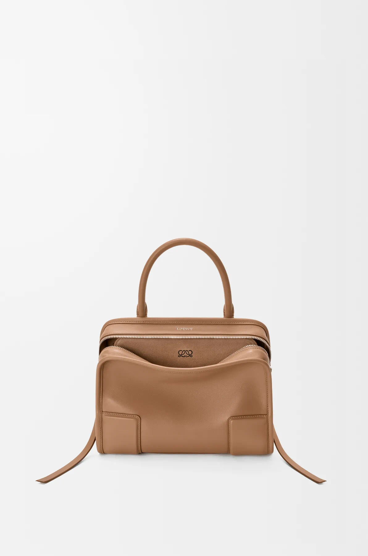 NO:854763,New small size soft cow leather Amazona 180 handbag, same style as Amazona stars  180 reinterprets the legendary handbag in a casual silhouette with a single top handle. The bag features an open design. The main compartment is secured with a hidden buckle and features a detachable shoulder and cross-body strap for a practical style. This small version is made from soft calfskin leather*3  Two ways to carry: Short handle, detachable shoulder and cross-body straps *Zipper with two leather zipper pulls*Two compartments, main compartment with magnetic closure  L embossed brand logo Size 24.5CM～18.5CM～10CM Style number 9174 Color mocha, Loewe, loewe, cowhide19860909新款小号柔软牛皮革 Amazona 180 手袋 明星同款Amazona 180重新诠释传奇手袋呈现休闲廓形,搭配单一顶部提手手袋采用开放式设计主隔层以隐藏扣固定搭配可拆卸肩背和斜挎背带打造实用风格.此小号版本采用柔软牛皮革制成*三种携带方式短提手、可拆卸肩背和斜挎背带*拉链配有两个皮革拉链头*两个隔层,主隔层以磁扣开合*内部扁平口袋*左侧D形环可定制*织物衬里*烫金或烫银,Double L 压纹品牌标志 尺寸24.5CM～18.5CM～10CM 款号9174 颜色摩卡色,罗意威,loewe,cowhide,Bag