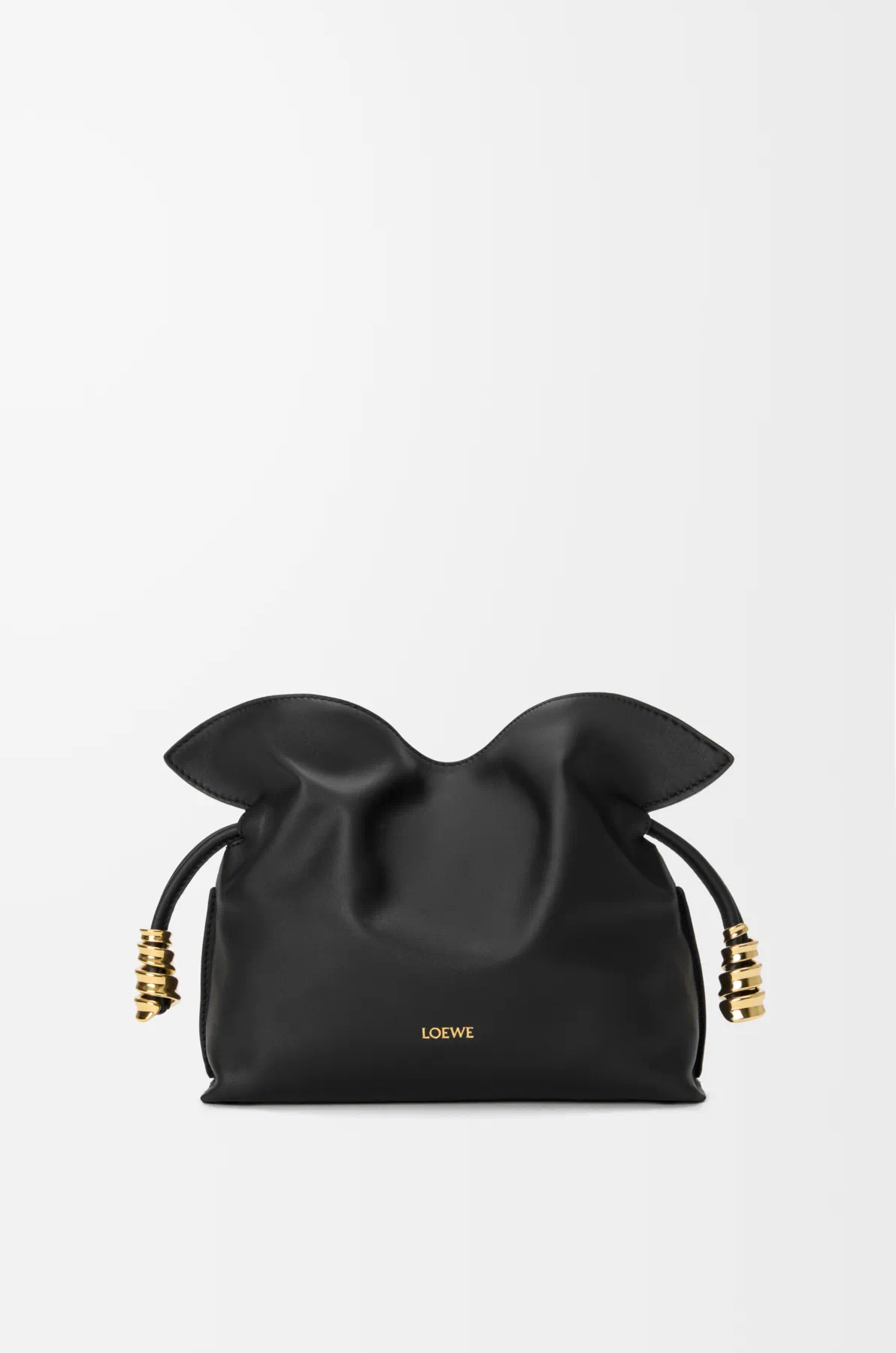 NO:854771,Mini Nappa cow leather Coil Flamenco clutch Star's same Flamenco clutch is made of soft material to create a lazy style. Drawstring design is decorated with the brand's classic gold finish coil decoration. This mini version is made of Nappa cow leather. It is decorated with an oversized ruffle on the top.  Color black,loewe,loewe,handbag,cowhide19860909迷你纳帕牛皮革 Coil Flamenco 手拿包明星同款Flamenco手拿包以柔软材质造就慵懒风格抽绳设计饰有品牌经典的金色饰面线圈装饰此迷你版本采用纳帕牛皮革制成顶部饰有超大荷叶边*可肩背、斜挎或手提*可拆卸可调节肩带*磁扣开合*绒面革衬里 *L0EWE 烫金 尺寸23CM～18CM～9CM 款号 颜色黑色,罗意威,loewe,handbag,cowhide,Bag