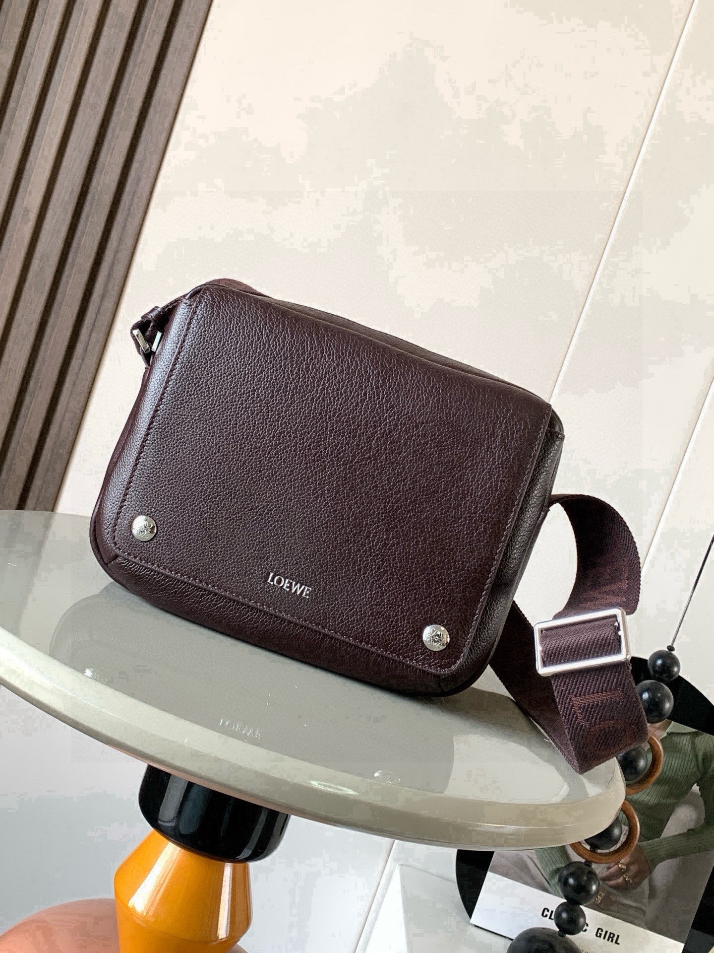 NO:854778,New Extra Small Pebble Messenger Bag in Soft Grained Calf Leather The Pebble messenger bag features a practical and sophisticated design with dual signature Anagram Pebble.  This medium-sized version is made of soft grained cow leather * Adjustable LOEWE webbing * Zipper closure * One front pocket with magnetic closure, one internal slip pocket * Suede lining * LOEWE hot silver, Anagram Pebble Color cinnabar Red Size 23cm ~ 9cm ~ 18cm Style No. 9094, Loewe, loewe, loewe, cowhide19860909新款超小号柔软粒面牛皮革 Pebble 邮差包Pebble 邮差包采用实用精巧设计,配有双重标志性 Anagram Pebble ．此中号版本采用柔软粒面牛皮革制成＊可调节LOEWE 织带＊拉链开合＊一个磁扣开合正面口袋,一个内部插袋＊绒面革衬里＊ LOEWE 烫银, Anagram Pebble 颜色朱砂红 尺寸23cm～9cm~18cm 款号9094,罗意威,loewe,loewe,cowhide,Bag