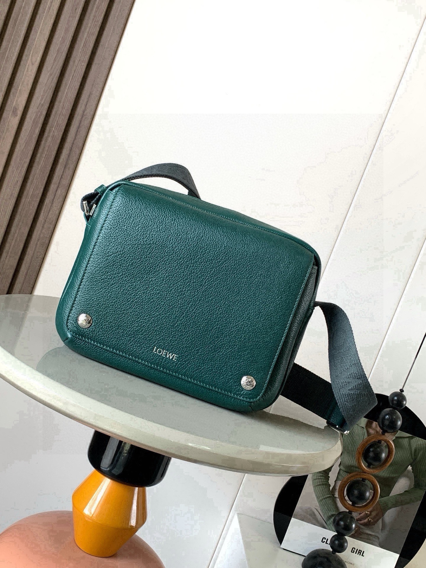 NO:854785,New Extra Small Pebble Messenger Bag in Soft Grained Calf Leather The Pebble messenger bag features a practical and sophisticated design with dual signature Anagram Pebble.  This medium-sized version is made of soft grained cow leather * Adjustable LOEWE webbing * Zipper closure * One front pocket with magnetic closure, one internal slip pocket * Suede lining * LOEWE hot silver, Anagram Pebble Color evergreen Size 23cm ~ 9cm ~ 18cm Style number 9094, Loewe, loewe, loewe, cowhide19860909新款超小号柔软粒面牛皮革 Pebble 邮差包Pebble 邮差包采用实用精巧设计,配有双重标志性 Anagram Pebble ．此中号版本采用柔软粒面牛皮革制成＊可调节LOEWE 织带＊拉链开合＊一个磁扣开合正面口袋,一个内部插袋＊绒面革衬里＊ LOEWE 烫银, Anagram Pebble 颜色常青绿 尺寸23cm～9cm~18cm 款号9094,罗意威,loewe,loewe,cowhide,Bag