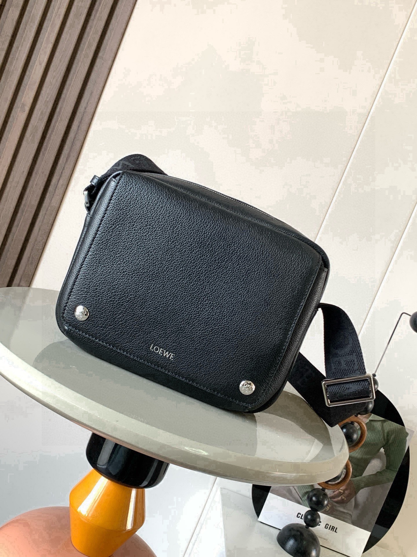 NO:854792,New Extra Small Pebble Messenger Bag in Soft Grained Calf Leather The Pebble messenger bag features a practical and sophisticated design with dual signature Anagram Pebble.  This medium version is made of soft grained cowhide * Adjustable LOEWE webbing * Zipper closure * One front pocket with magnetic closure, one internal slip pocket * Suede lining * LOEWE hot silver, Anagram Pebble Color black Size 23cm ~ 9cm ~ 18cm Style number 9094, Loewe, loewe, loewe, cowhide19860909新款超小号柔软粒面牛皮革 Pebble 邮差包Pebble 邮差包采用实用精巧设计,配有双重标志性 Anagram Pebble ．此中号版本采用柔软粒面牛皮革制成＊可调节LOEWE 织带＊拉链开合＊一个磁扣开合正面口袋,一个内部插袋＊绒面革衬里＊ LOEWE 烫银, Anagram Pebble 颜色黑色 尺寸23cm～9cm~18cm 款号9094,罗意威,loewe,loewe,cowhide,Bag