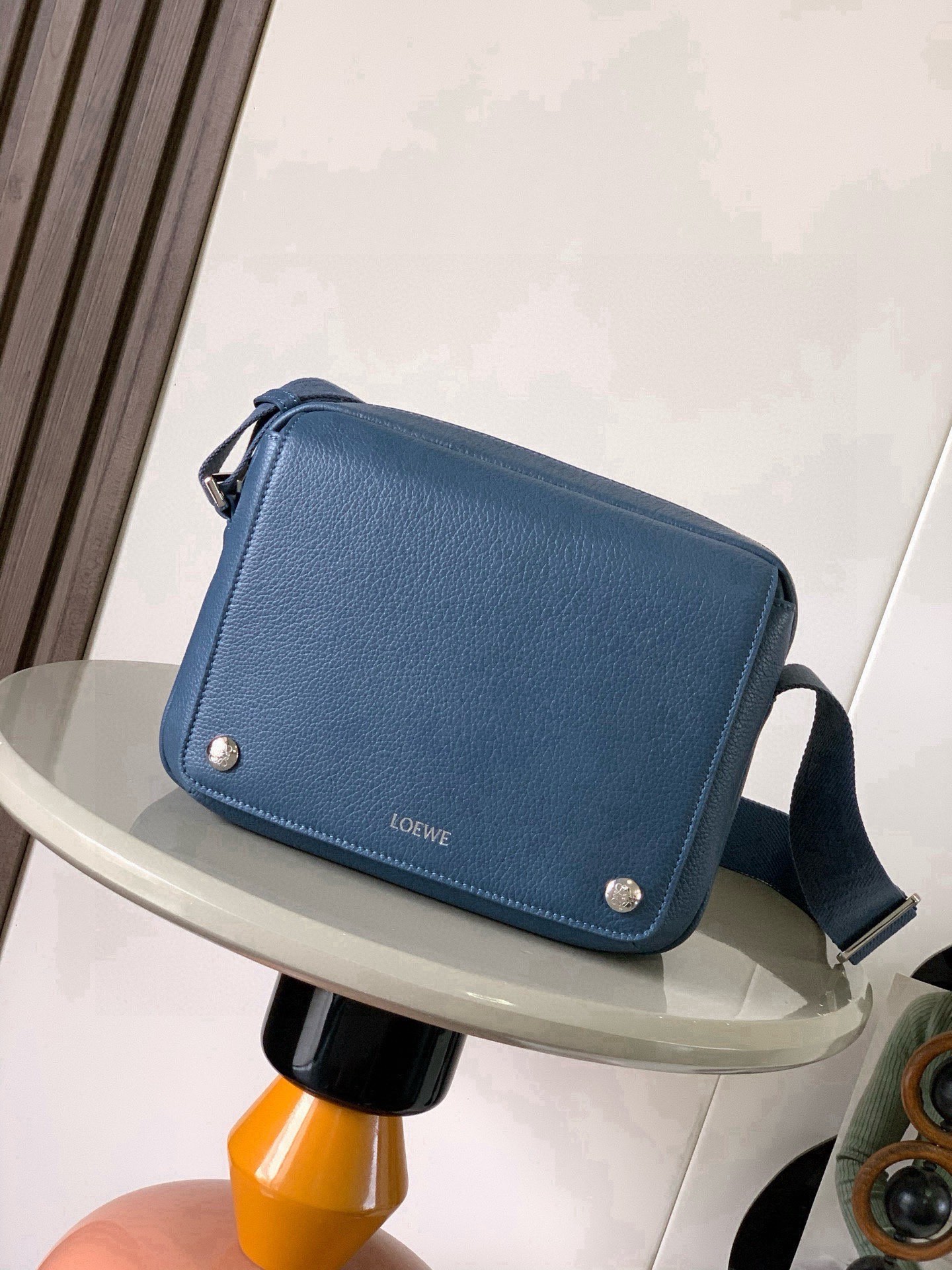 NO:854798,New Extra Small Pebble Messenger Bag in Soft Grained Calf Leather The Pebble messenger bag features a practical and sophisticated design with dual signature Anagram Pebble.  This medium size version is made of soft grained cow leather * Adjustable LOEWE webbing * Zipper closure * One front pocket with magnetic closure, one internal slip pocket * Suede lining * LOEWE hot silver, Anagram Pebble Color green and blue Size 23cm ~ 9cm ~ 18cm Style number 9094, Loewe, loewe, loewe, cowhide19860909新款超小号柔软粒面牛皮革 Pebble 邮差包Pebble 邮差包采用实用精巧设计,配有双重标志性 Anagram Pebble ．此中号版本采用柔软粒面牛皮革制成＊可调节LOEWE 织带＊拉链开合＊一个磁扣开合正面口袋,一个内部插袋＊绒面革衬里＊ LOEWE 烫银, Anagram Pebble 颜色青定蓝 尺寸23cm～9cm~18cm 款号9094,罗意威,loewe,loewe,cowhide,Bag