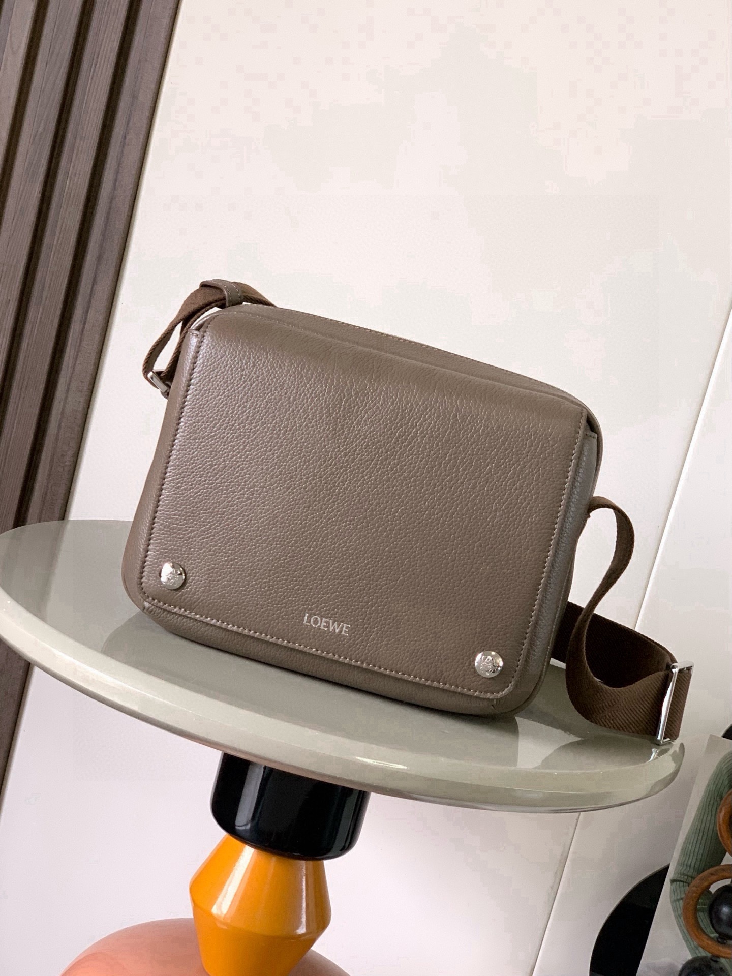 NO:854805,New Extra Small Pebble Messenger Bag in Soft Grained Calf Leather The Pebble messenger bag features a practical and sophisticated design with dual signature Anagram Pebble.  This medium-sized version is made of soft grained cow leather * Adjustable LOEWE webbing * Zipper closure * One front pocket with magnetic closure, one internal slip pocket * Suede lining * LOEWE hot silver, Anagram Pebble Color moss green Size 23cm ~ 9cm ~ 18cm Style No. 9094, Loewe, loewe, loewe, cowhide19860909新款超小号柔软粒面牛皮革 Pebble 邮差包Pebble 邮差包采用实用精巧设计,配有双重标志性 Anagram Pebble ．此中号版本采用柔软粒面牛皮革制成＊可调节LOEWE 织带＊拉链开合＊一个磁扣开合正面口袋,一个内部插袋＊绒面革衬里＊ LOEWE 烫银, Anagram Pebble 颜色苔藓绿 尺寸23cm～9cm~18cm 款号9094,罗意威,loewe,loewe,cowhide,Bag