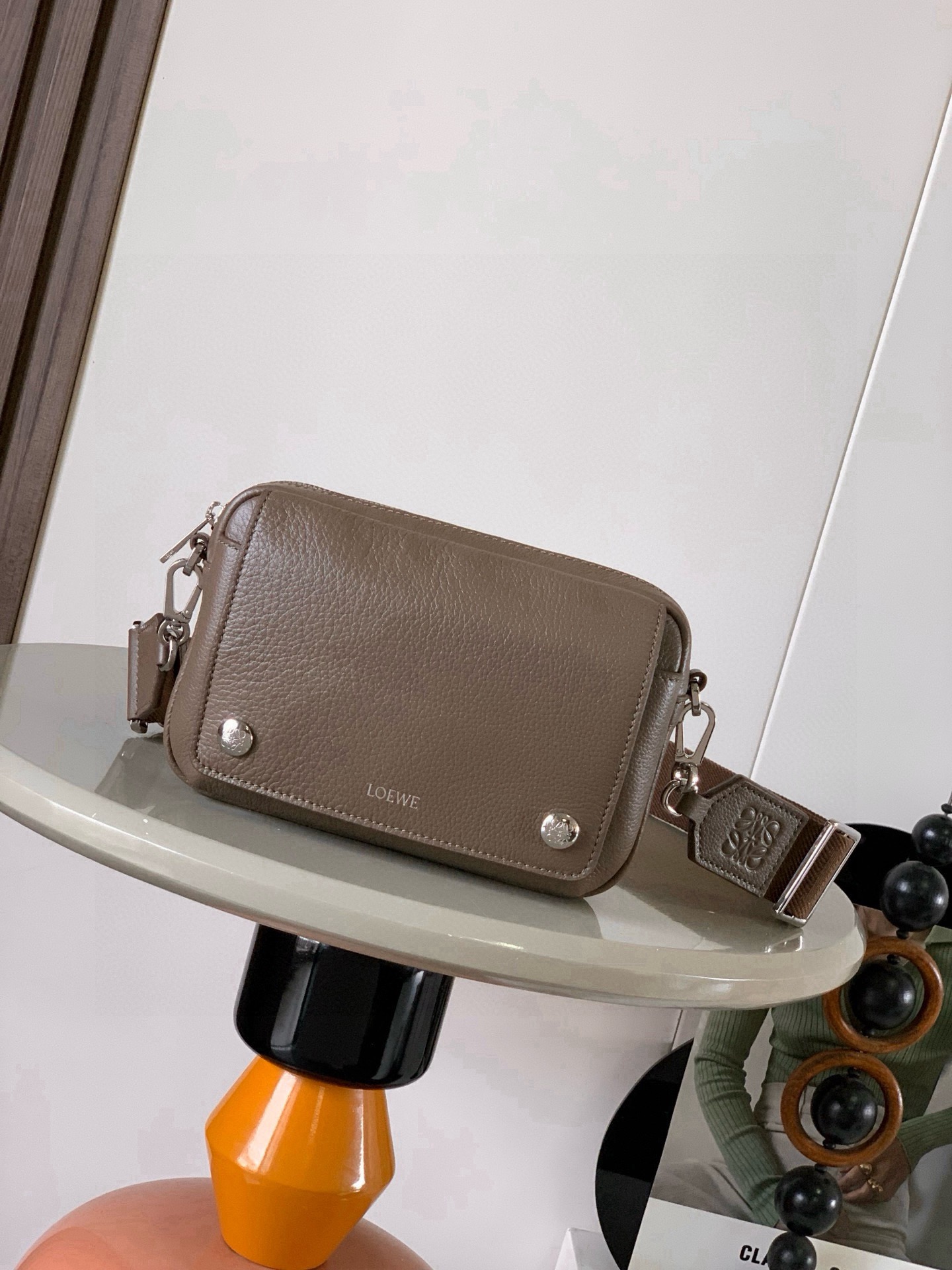NO:854833,Small Pebble Messenger Bag in Soft Grained Calf Leather Pebble Messenger Bag is a practical and sophisticated design with dual signature Anagram Pebble. This small version is made of soft grained calf leather *Removable and adjustable L0EWE webbing *Zipper closure *One magnetic front pocket, one internal slip pocket *Suede lining *L0EWE hot silver, Anagram Pebble Size 20CM～12.5CM～6CM  Style No. 9149 Color Moss Green, Loewe, loewe, cowhide19860909小号柔软粒面牛皮革 Pebble 邮差包Pebble 邮差包采用实用精巧设计,配有双重标志性 AnagramPebble. 此小号版本采用柔软粒面牛皮革制成*可拆卸可调节L0EWE织带*拉链开合*一个磁扣开合正面口袋,一个内部插袋*绒面革衬里 *L0EWE 烫银,Anagram Pebble 尺寸20CM～12.5CM～6CM 款号9149 颜色苔藓绿,罗意威,loewe,cowhide,Bag