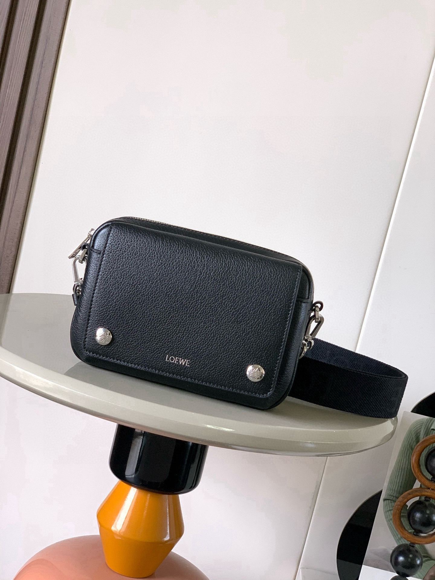 NO:854840,Small Pebble Messenger Bag in Soft Grained Calf Leather Pebble Messenger Bag is a practical and sophisticated design with dual signature Anagram Pebble. This small version is made of soft grained calf leather *Removable and adjustable L0EWE webbing *Zipper closure *One magnetic front pocket, one internal slip pocket *Suede lining *L0EWE hot silver, Anagram Pebble Size 20CM～12.5CM～6CM  Style No. 9149 Color Black, Loewe, loewe, cowhide19860909小号柔软粒面牛皮革 Pebble 邮差包Pebble 邮差包采用实用精巧设计,配有双重标志性 AnagramPebble. 此小号版本采用柔软粒面牛皮革制成*可拆卸可调节L0EWE织带*拉链开合*一个磁扣开合正面口袋,一个内部插袋*绒面革衬里 *L0EWE 烫银,Anagram Pebble 尺寸20CM～12.5CM～6CM 款号9149 颜色黑色,罗意威,loewe,cowhide,Bag