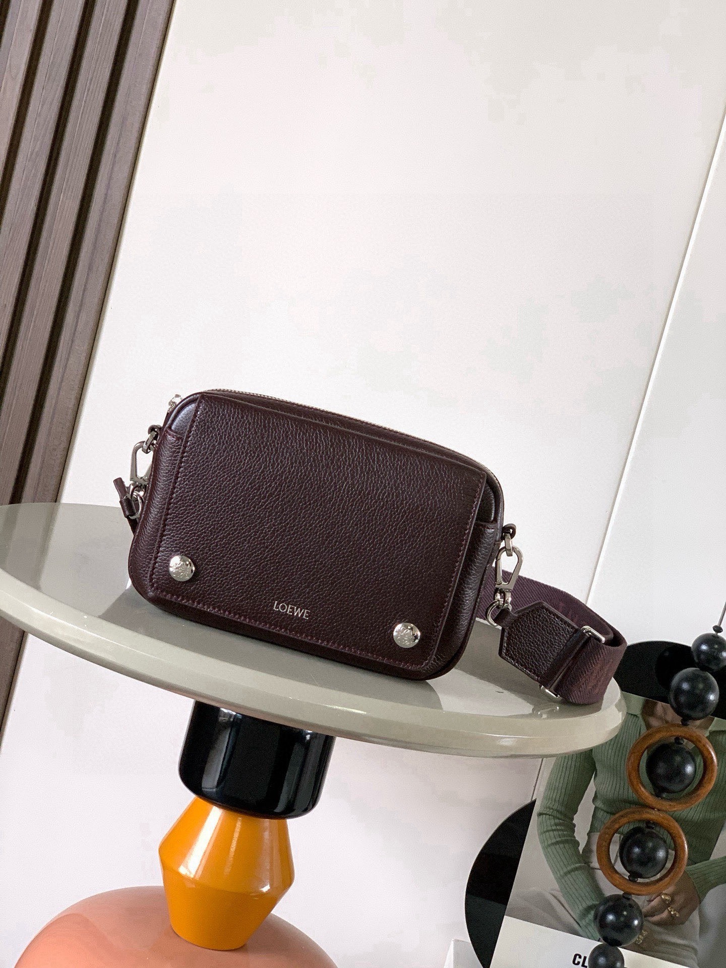 NO:854847,Small Pebble Messenger Bag in Soft Grained Calf Leather Pebble Messenger Bag is a practical and sophisticated design with dual signature Anagram Pebble. This small version is made of soft grained calf leather *Removable and adjustable L0EWE webbing *Zipper closure *One magnetic front pocket, one internal slip pocket *Suede lining *L0EWE hot silver, Anagram Pebble Size 20CM～12.5CM～6CM  Style No. 9149 Color Cinnabar Red, Loewe, loewe, cowhide19860909小号柔软粒面牛皮革 Pebble 邮差包Pebble 邮差包采用实用精巧设计,配有双重标志性 AnagramPebble. 此小号版本采用柔软粒面牛皮革制成*可拆卸可调节L0EWE织带*拉链开合*一个磁扣开合正面口袋,一个内部插袋*绒面革衬里 *L0EWE 烫银,Anagram Pebble 尺寸20CM～12.5CM～6CM 款号9149 颜色朱砂红,罗意威,loewe,cowhide,Bag
