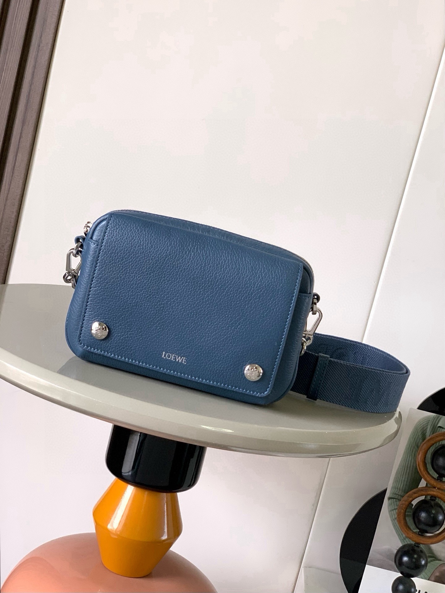 NO:854855,Small Pebble Messenger Bag in Soft Grained Calf Leather Pebble Messenger Bag is a practical and sophisticated design with dual signature Anagram Pebble. This small version is made of soft grained calf leather *Removable and adjustable L0EWE webbing *Zipper closure *One magnetic front pocket, one internal slip pocket *Suede lining *L0EWE hot silver, Anagram Pebble Size 20CM～12.5CM～6CM  Style No. 9149 Color Qingding blue, Loewe, loewe, cowhide19860909小号柔软粒面牛皮革 Pebble 邮差包Pebble 邮差包采用实用精巧设计,配有双重标志性 AnagramPebble. 此小号版本采用柔软粒面牛皮革制成*可拆卸可调节L0EWE织带*拉链开合*一个磁扣开合正面口袋,一个内部插袋*绒面革衬里 *L0EWE 烫银,Anagram Pebble 尺寸20CM～12.5CM～6CM 款号9149 颜色青定蓝,罗意威,loewe,cowhide,Bag